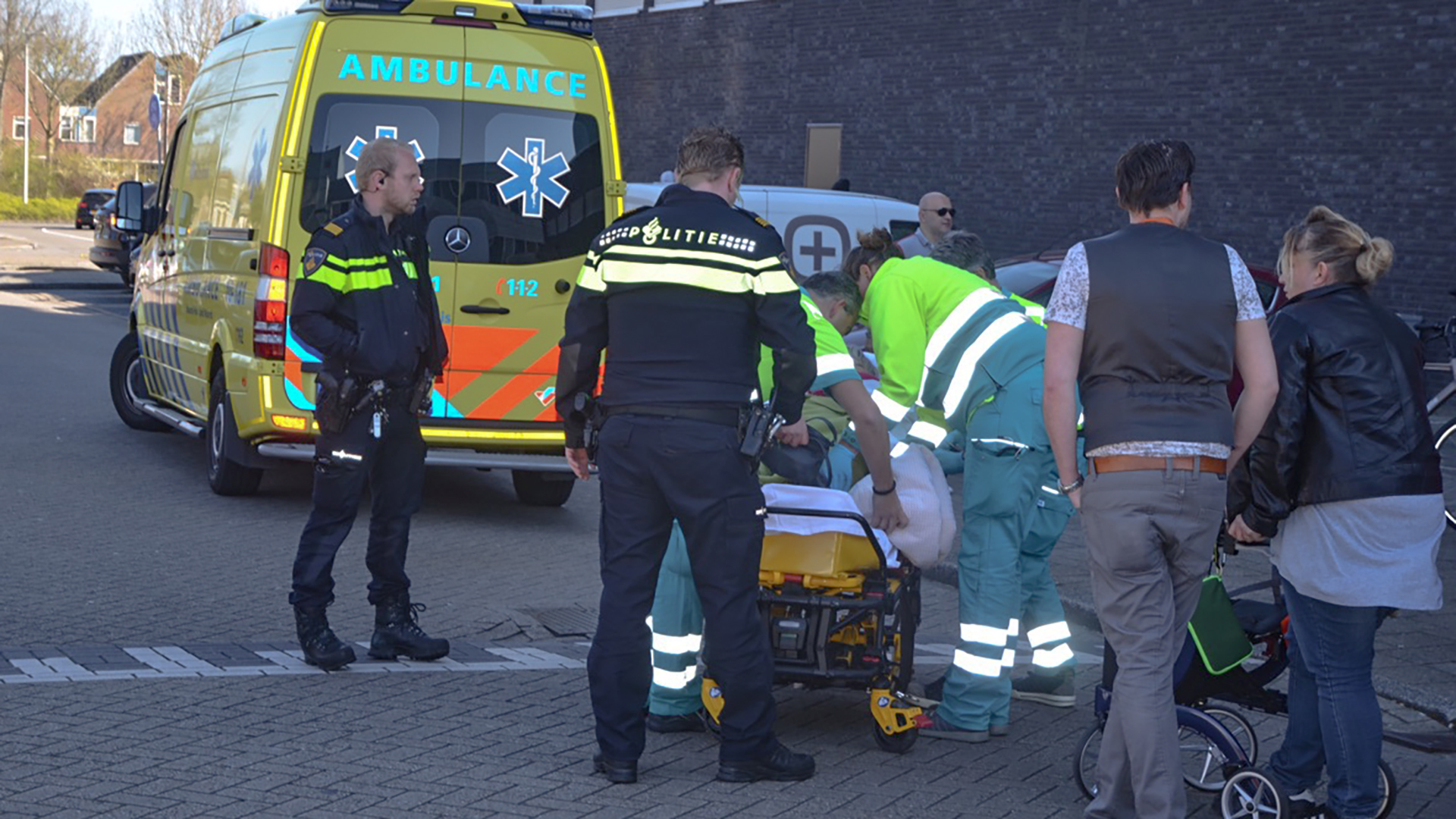 Oudere vrouw met rollator aangereden op zebrapad bij