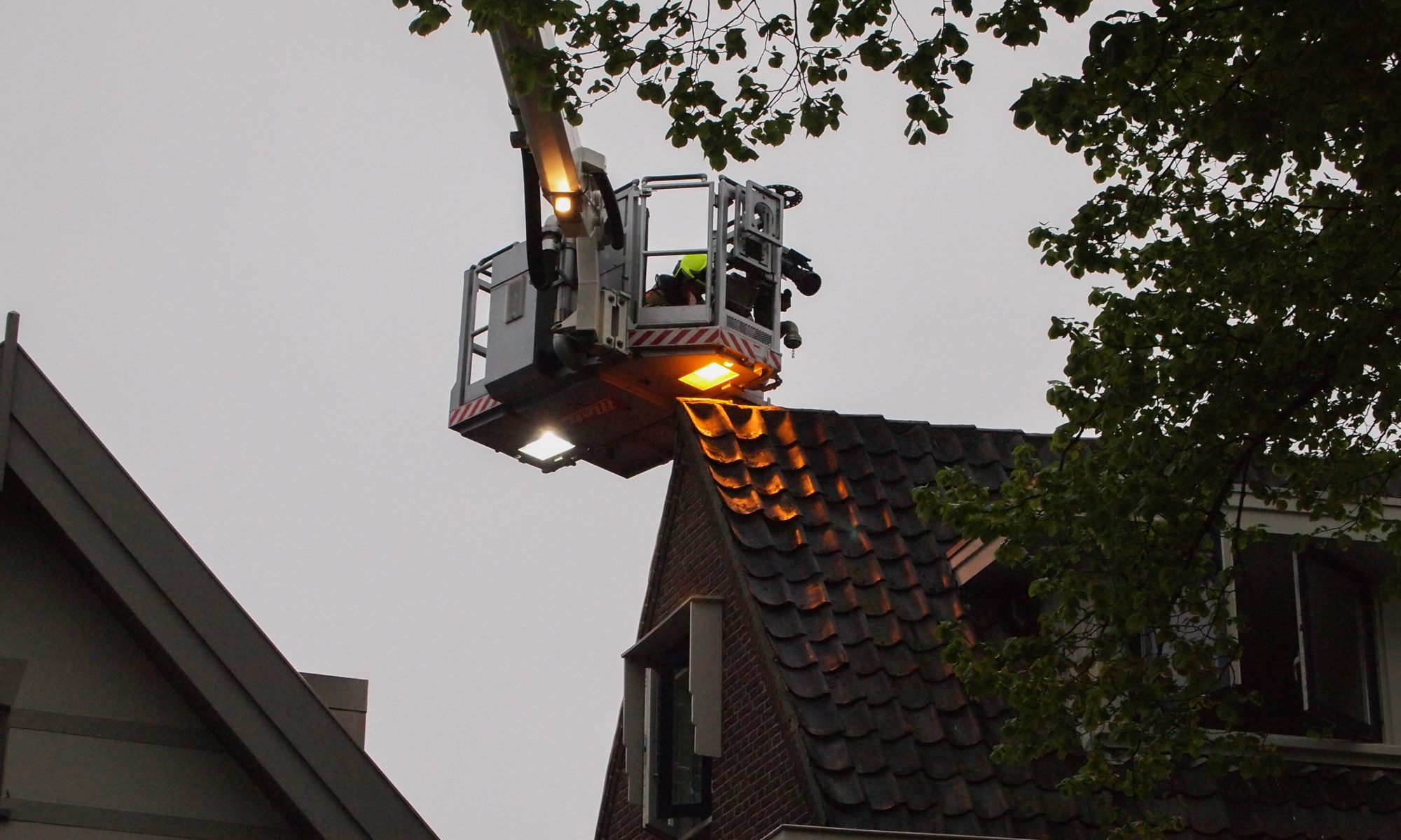 Twee brandweerwagens naar schoorsteenbrand aan Westerweg