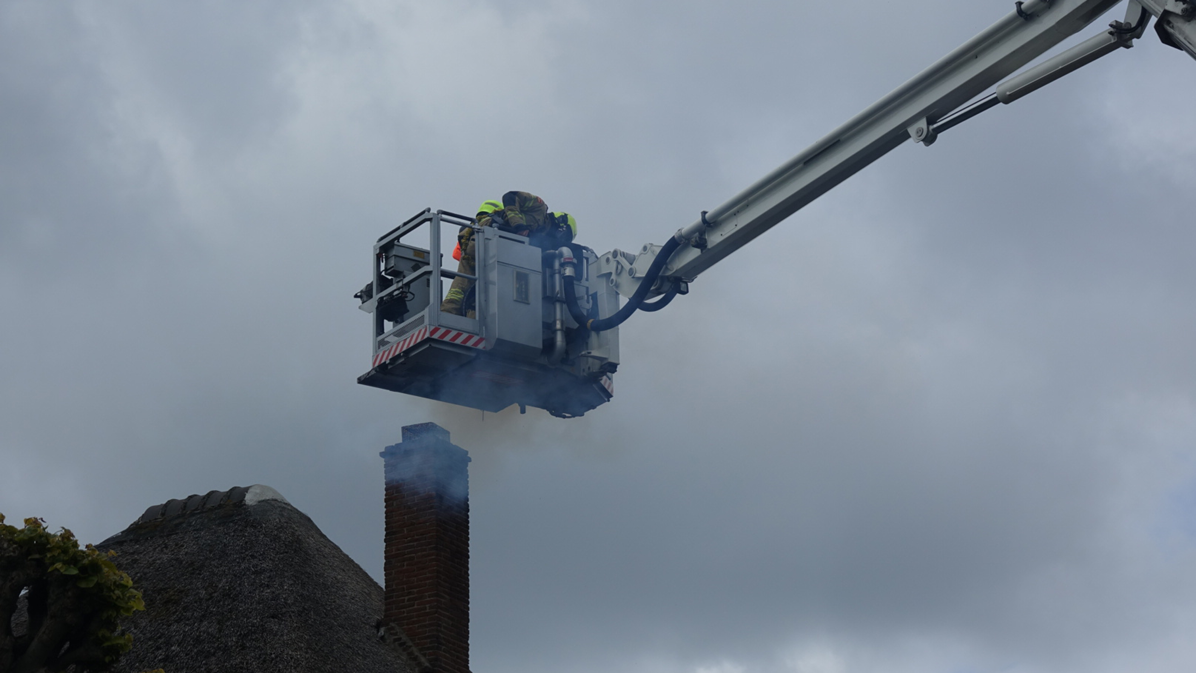 Schoorsteenbrand in boerderijwoning in Sint Pancras