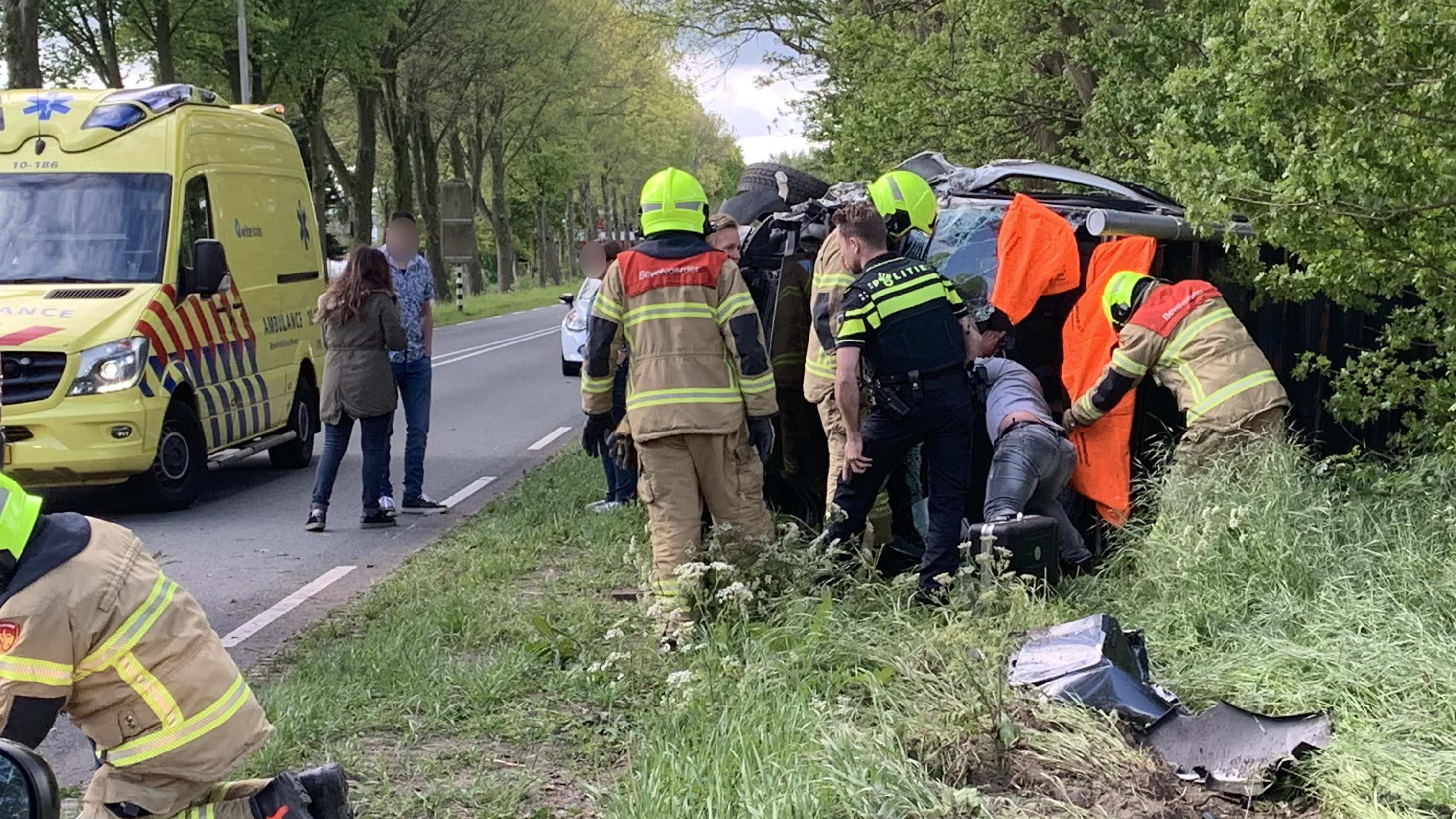 Auto eindigt op zijkant na éénzijdig ongeval op N242 bij Heerhugowaard