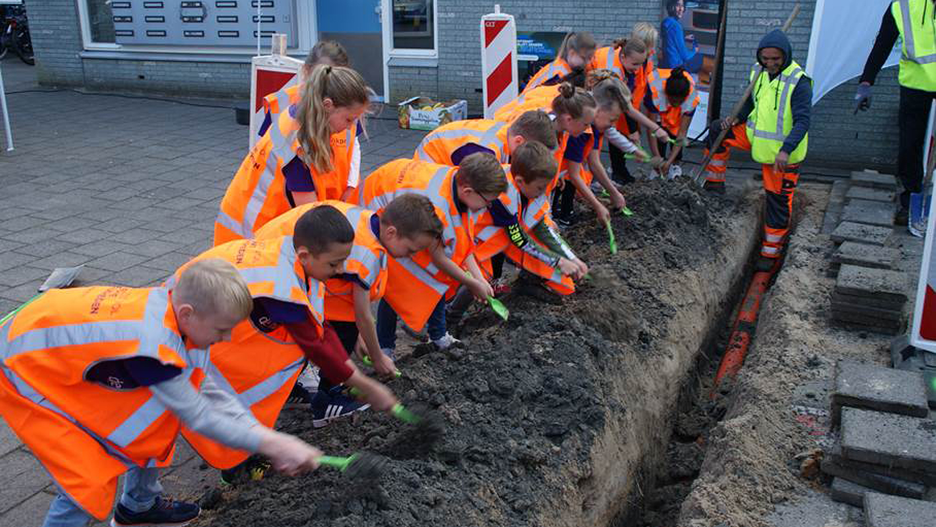 Directeur De Hasselbraam start met schoolkinderen aanleg glasvezelnet