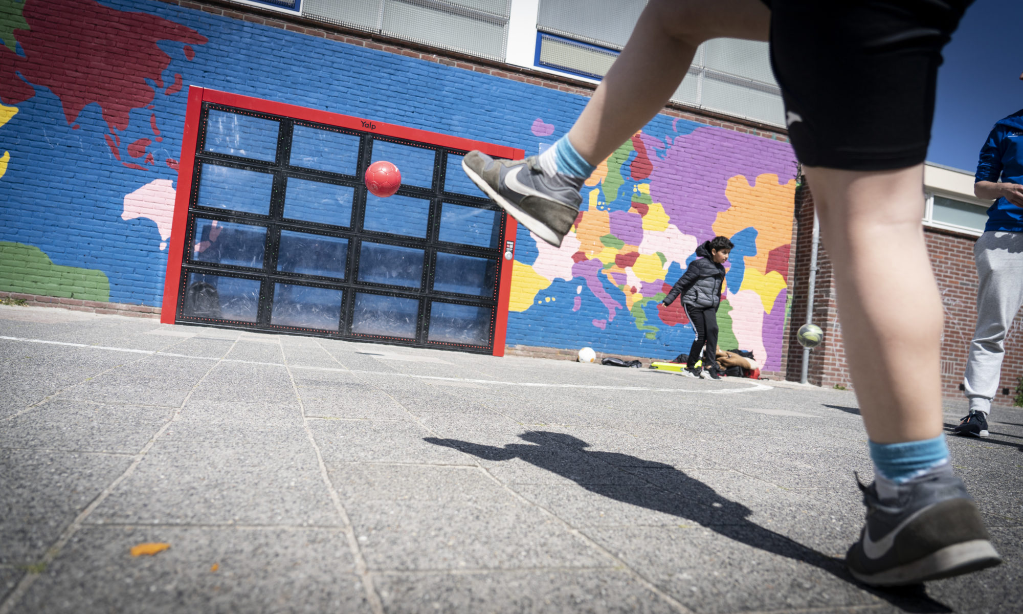 Interactieve voetbalmuur op 'ontmoetingsplein' Kardinaal de Jongschool