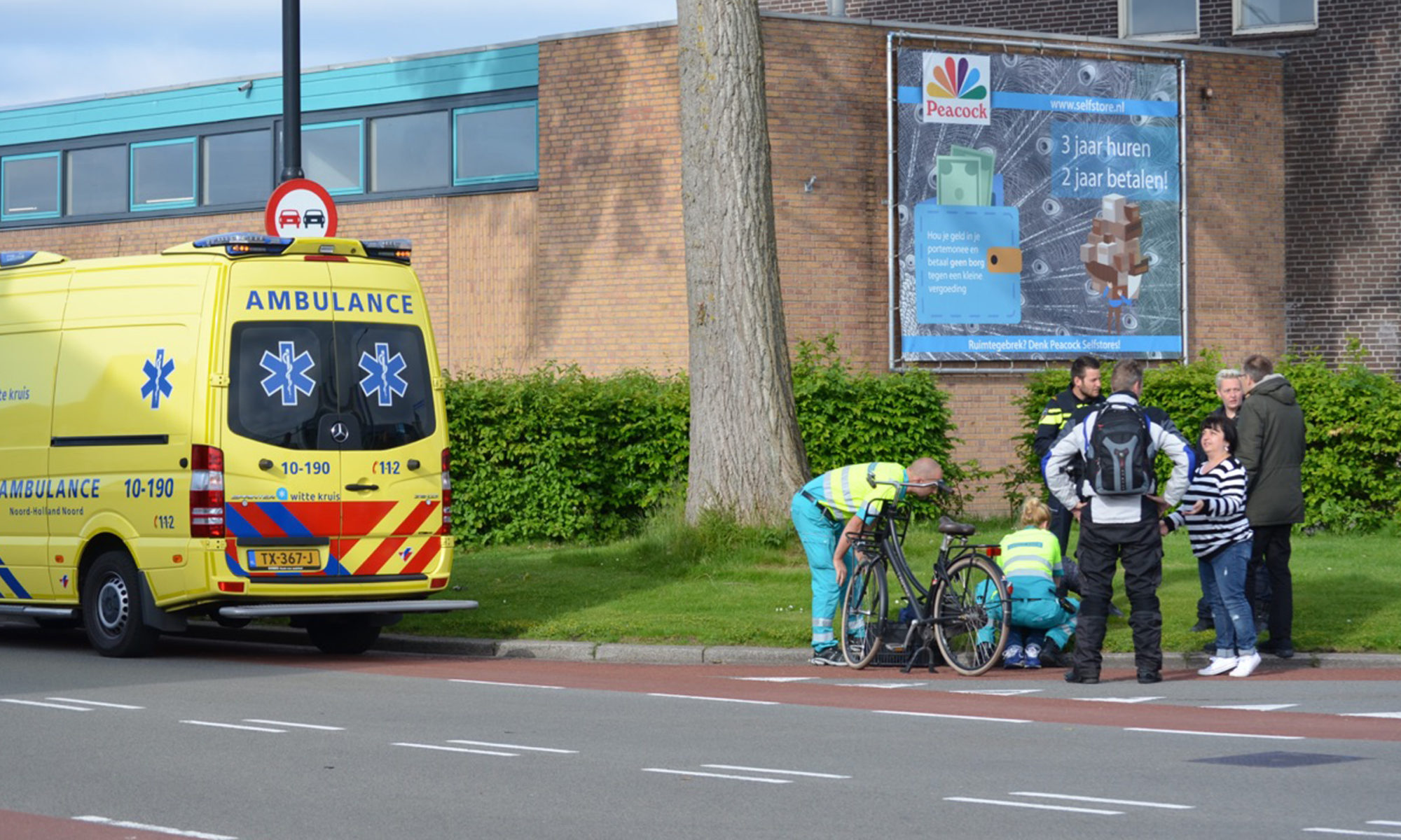 Fietsster gewond na duik over motorkap