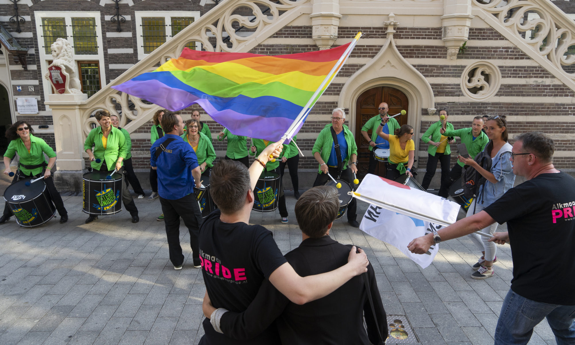 Swingende opening van Alkmaar Pride bij gemeentehuis