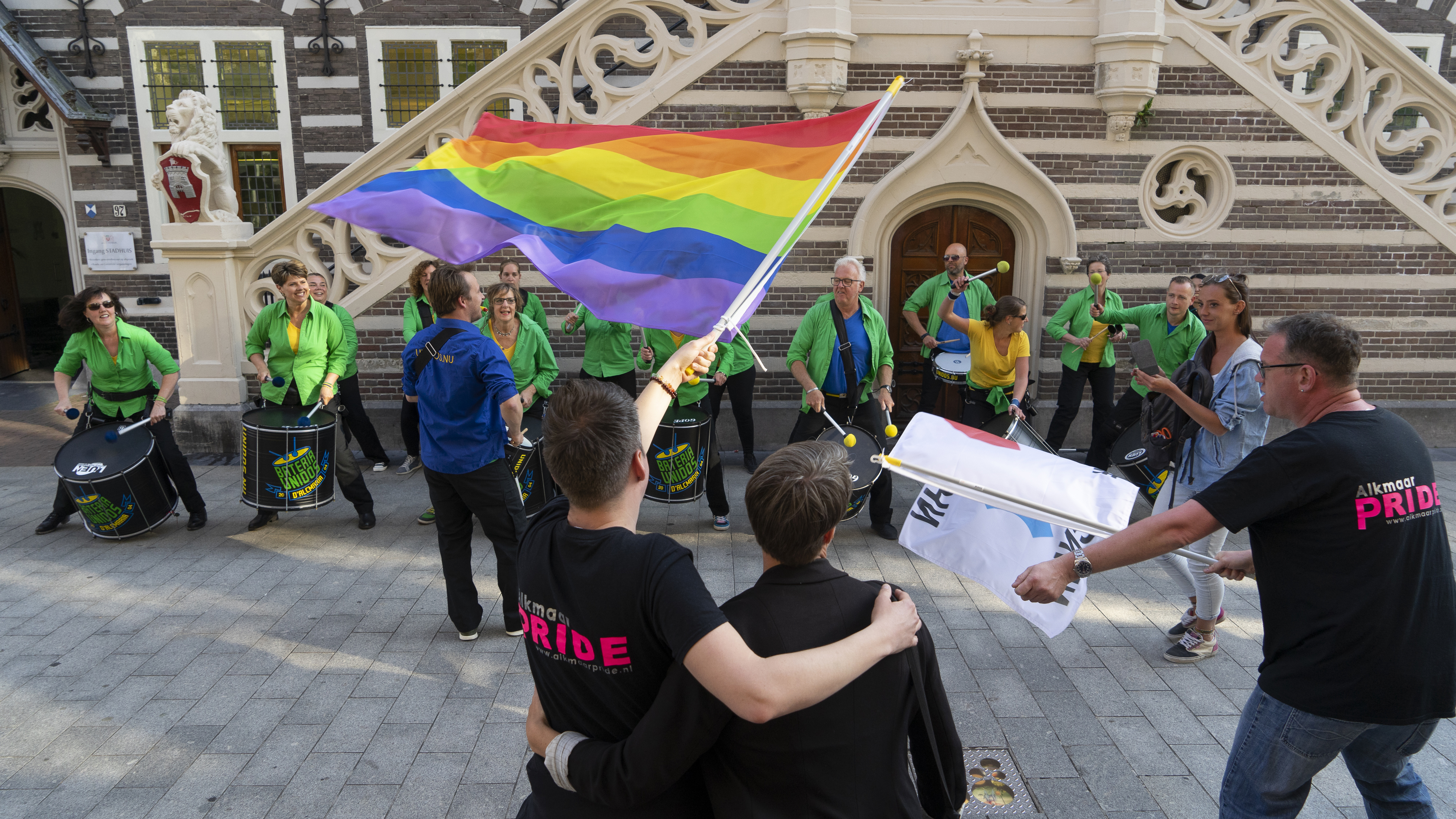 Swingende opening van Alkmaar Pride bij gemeentehuis