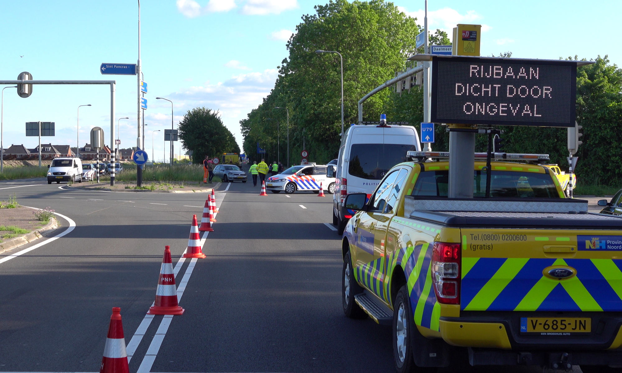 Automobilist ramt twee auto's op kruispunt Schagerweg