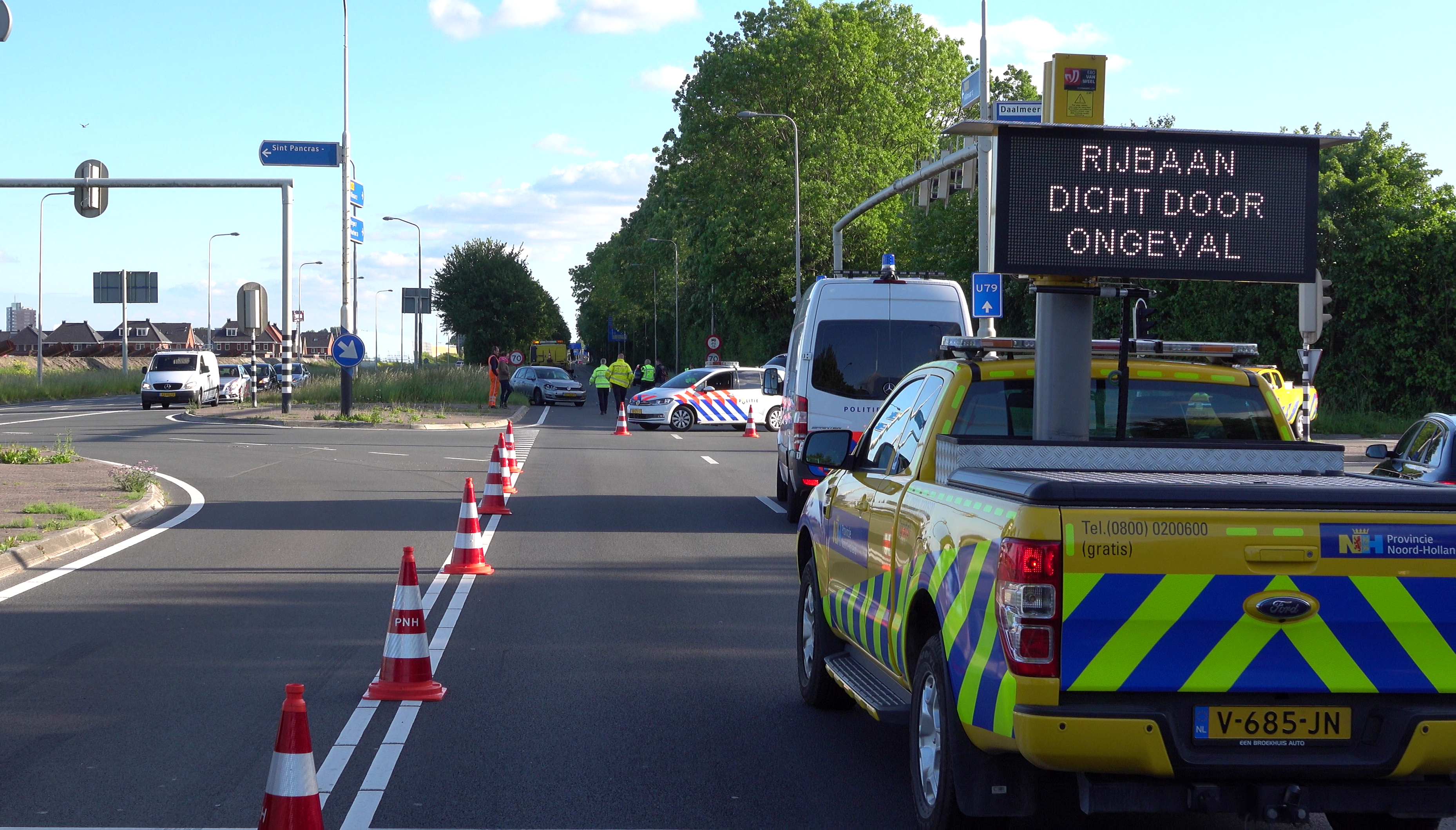 Automobilist ramt twee auto's op kruispunt Schagerweg