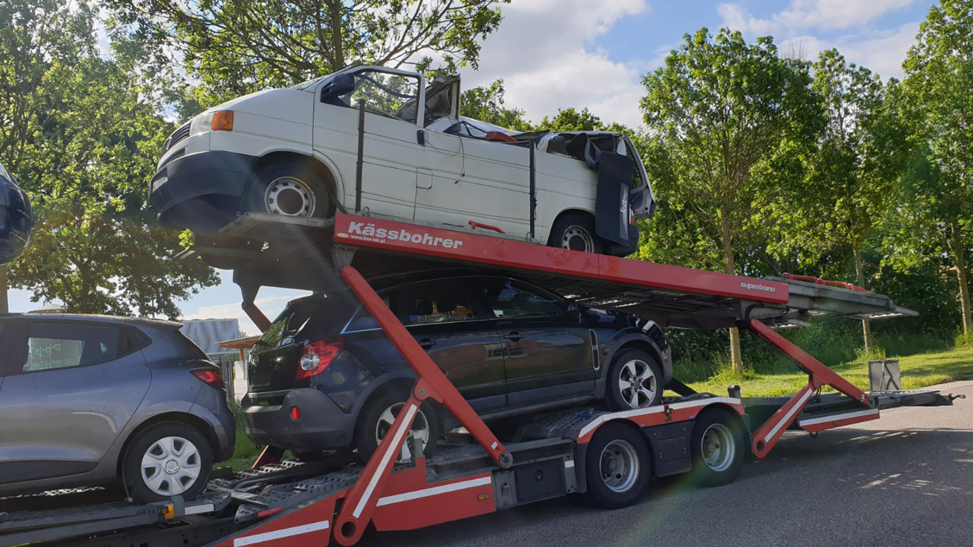 Langebalkbrug onthoofdt op Poolse autotransporter vervoerd busje