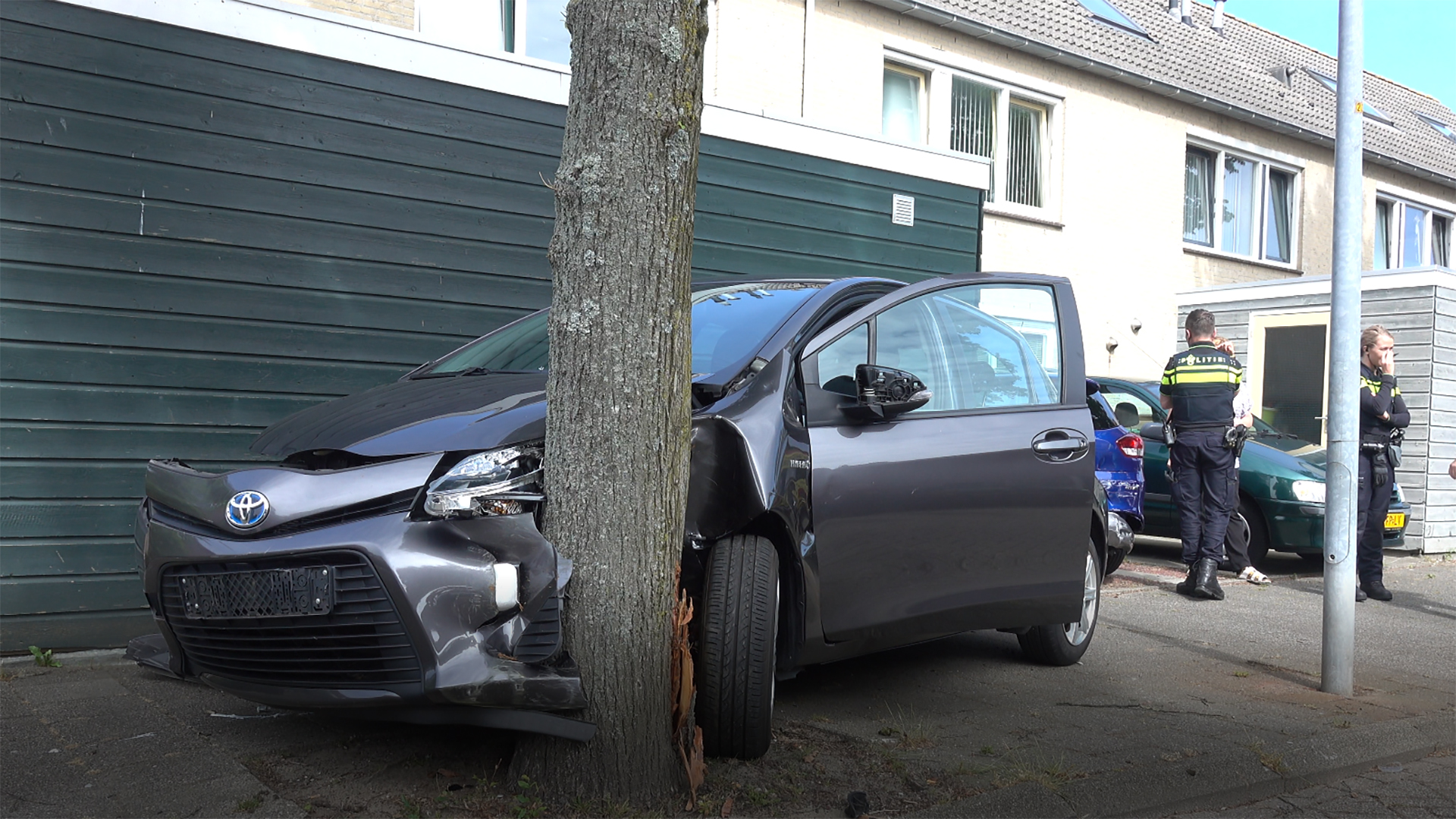 Bestuurder gewond bij botsing tegen boom