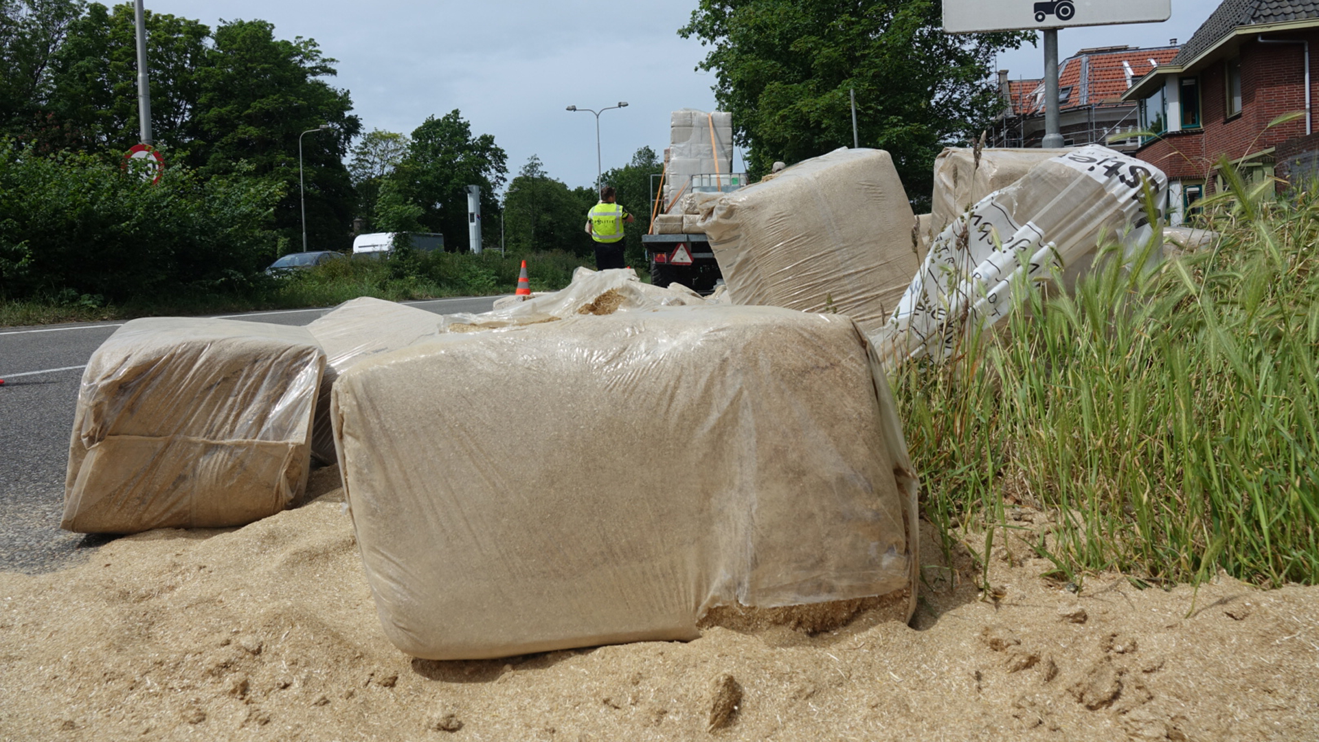 Kruising N9-Kennemerstraatweg bezaaid met zaagsel