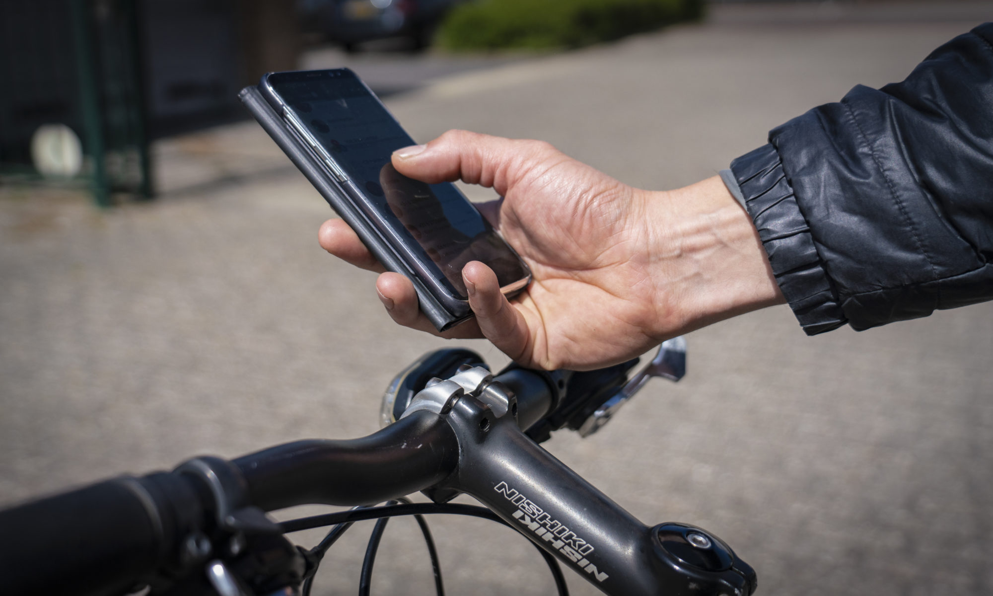 Politie Alkmaar waarschuwt bellende en appende fietsers voor boete