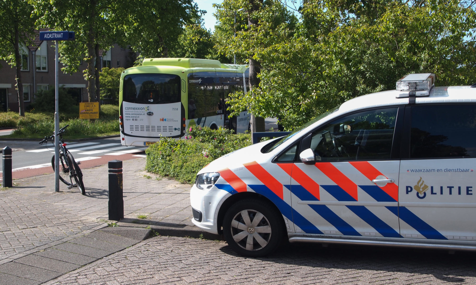 Automobilist rijdt bus aan en gaat er vandoor