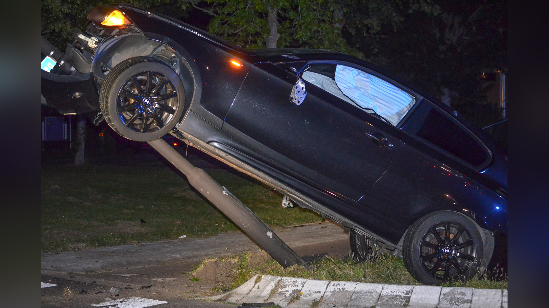 Bestuurder dure BMW parkeert tegen Waardse lantaarnpaal en vlucht