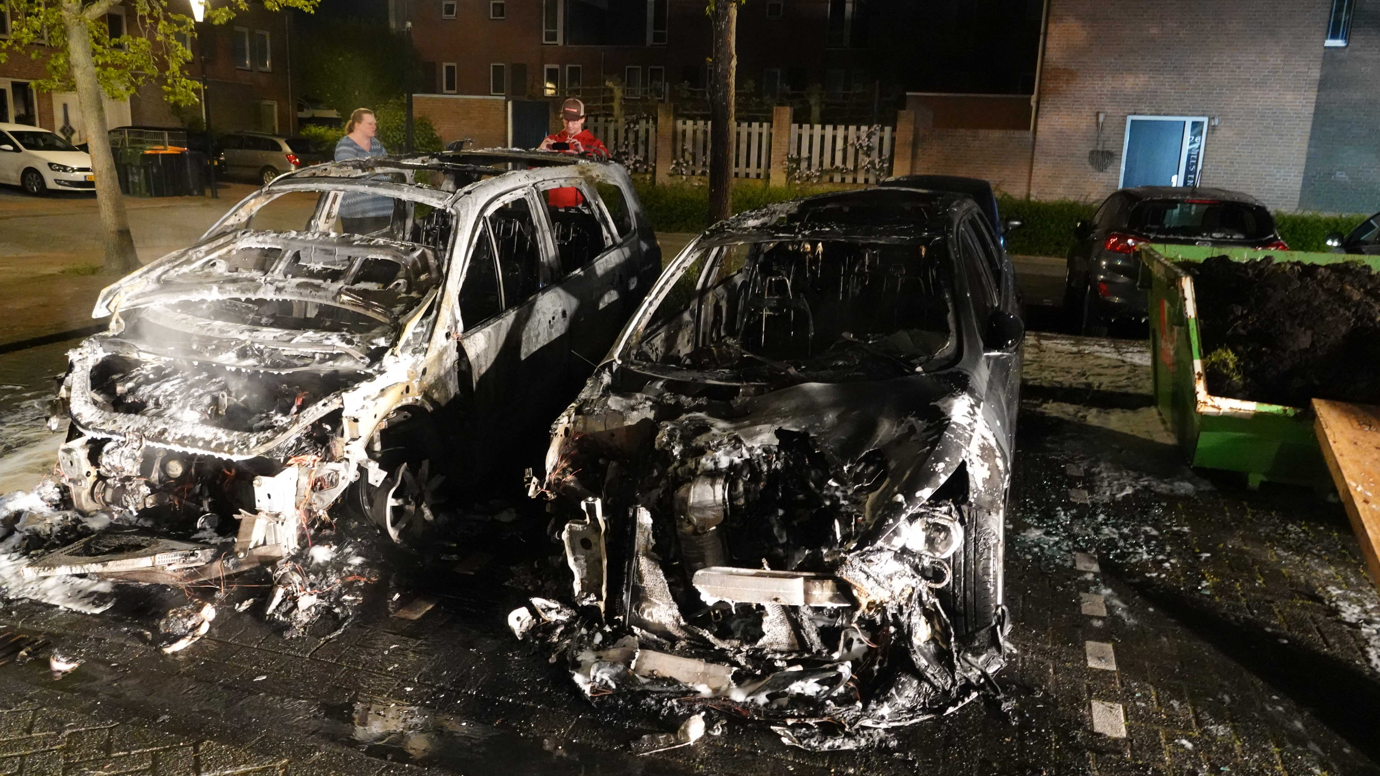 Twee auto's in Frida Katzland Heerhugowaard vallen ten prooi aan vlammen