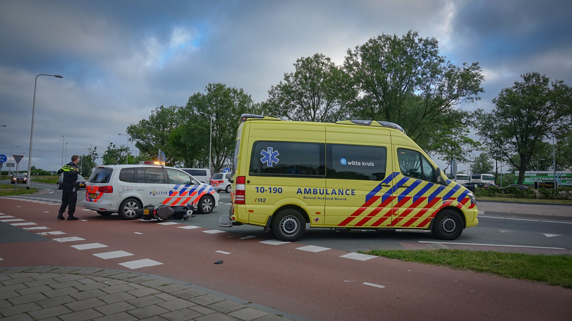 Voorrangsfout politieauto; scooterrijder naar ziekenhuis