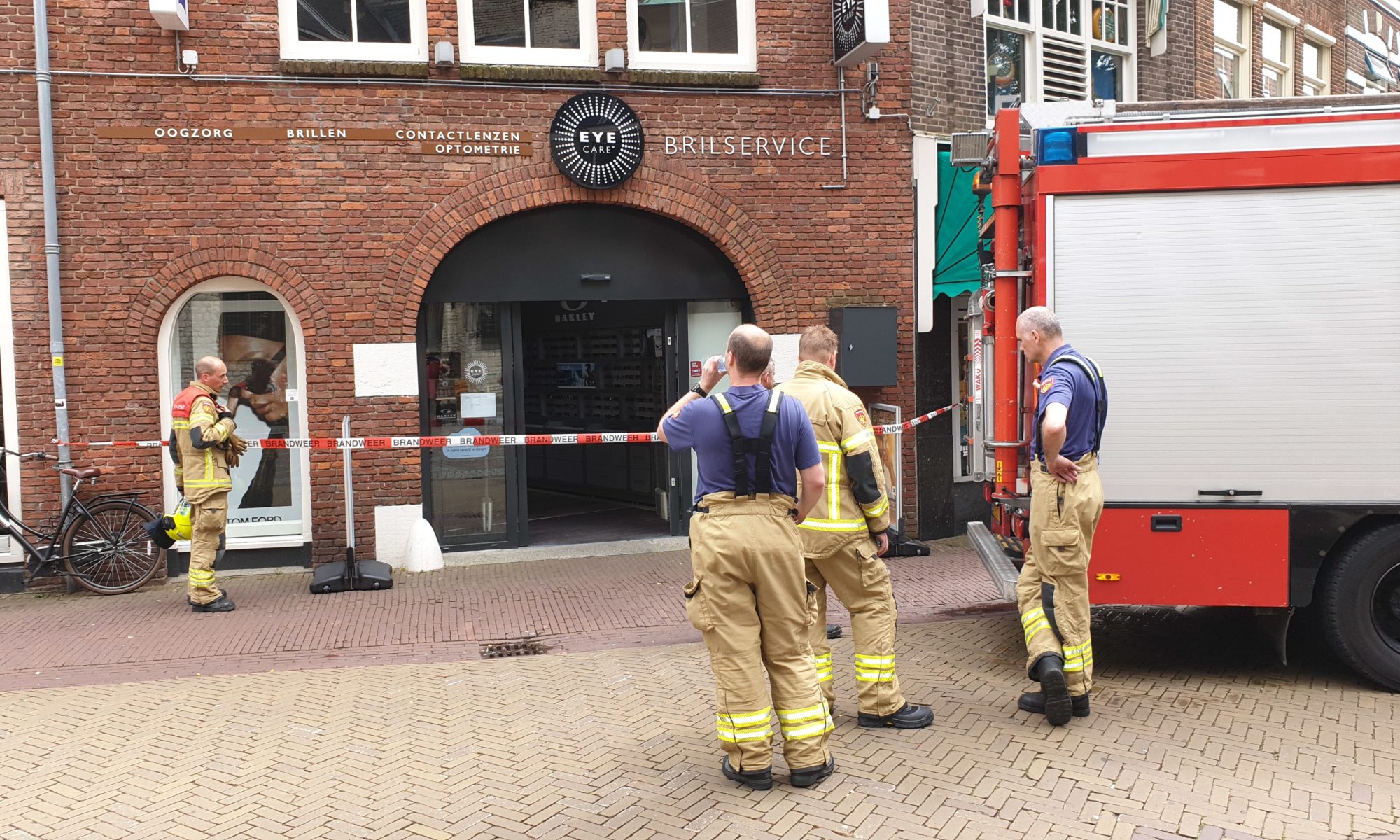 Kortsluiting bij meterkast Brilservice zorgt voor rook en uitruk brandweer