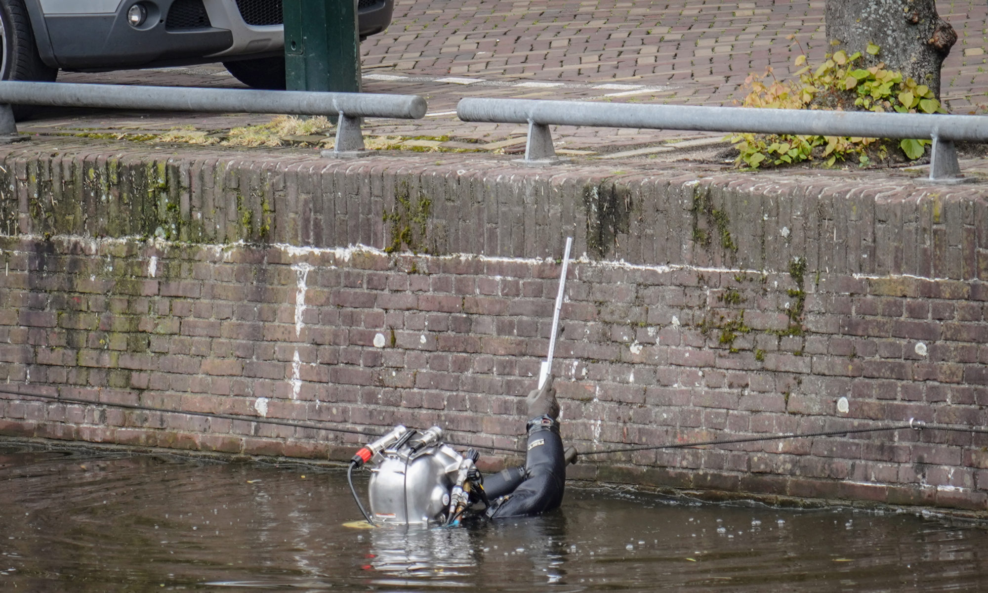 Inspectie van oude kadewanden op Waagplein