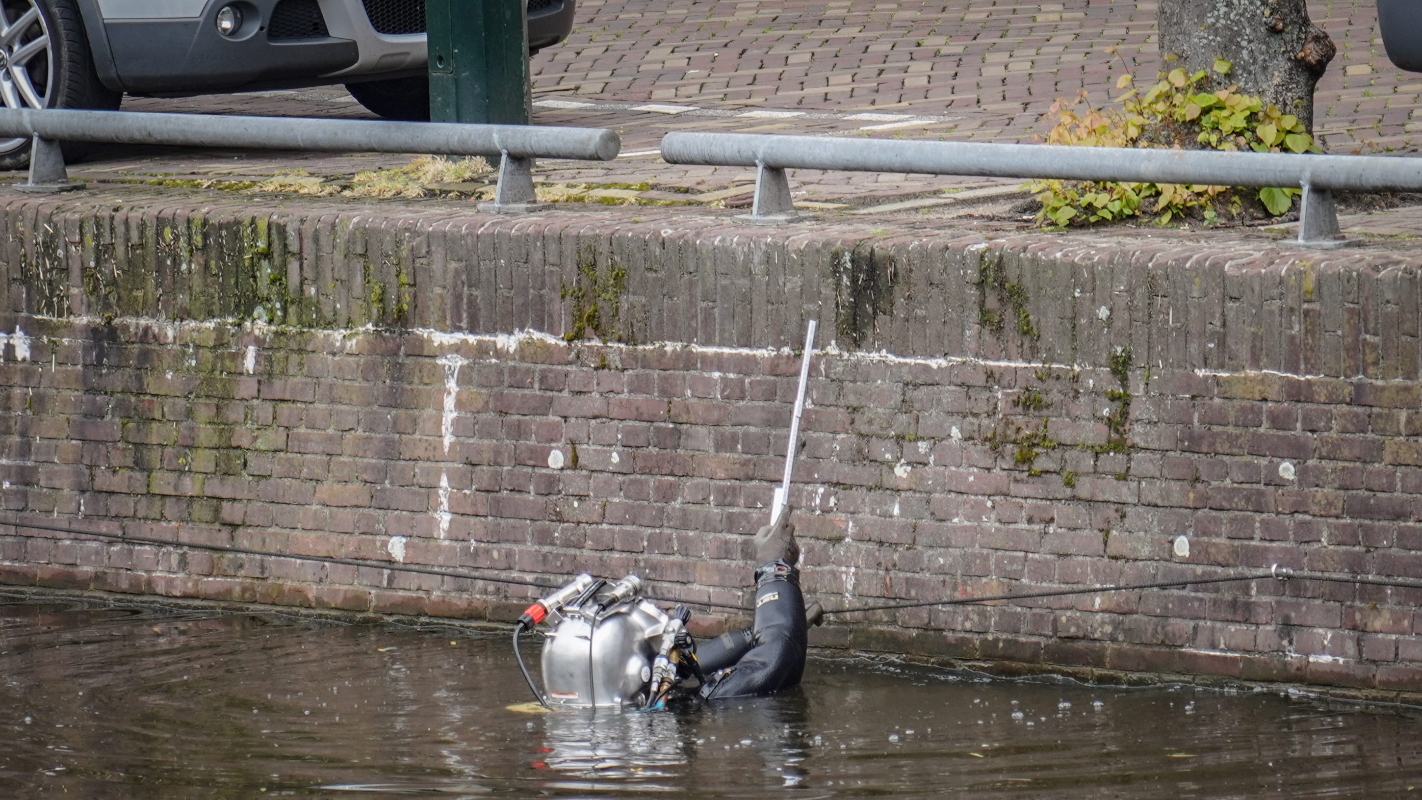 Inspectie van oude kadewanden op Waagplein