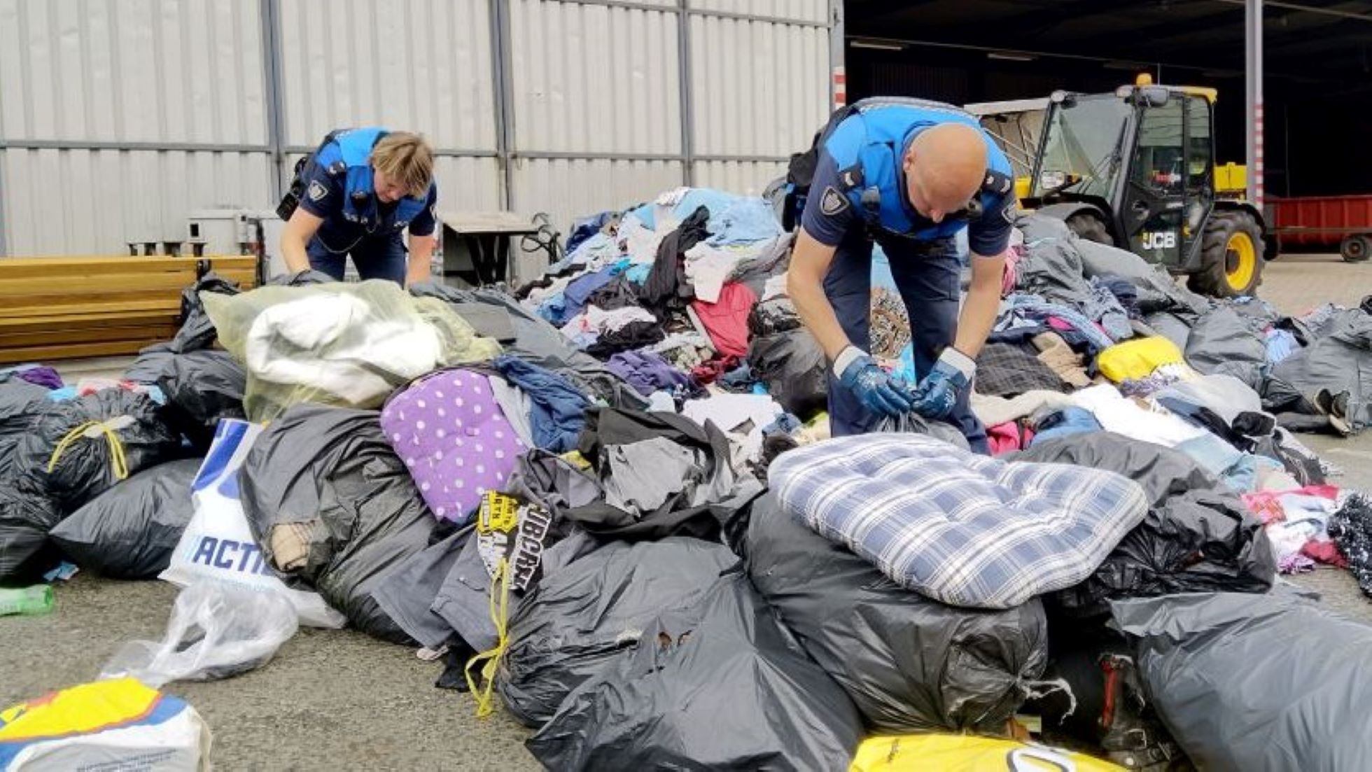 Stadswerk072 en handhaving houden grootschalige textielcontrole: veel huisvuil tussen ingeleverde kleding