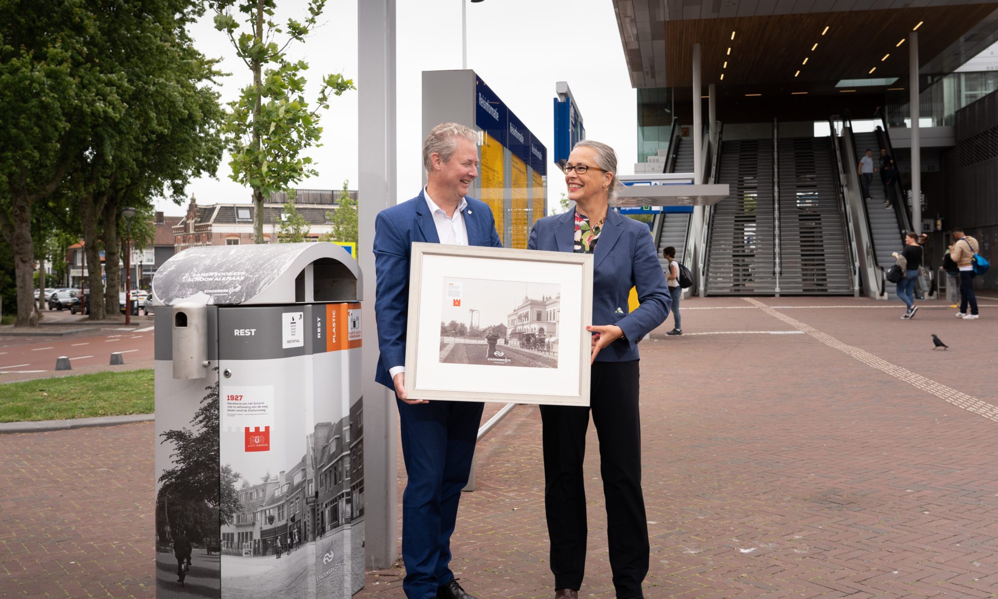 Afvalbakken bij centraal station voorzien van historische prenten