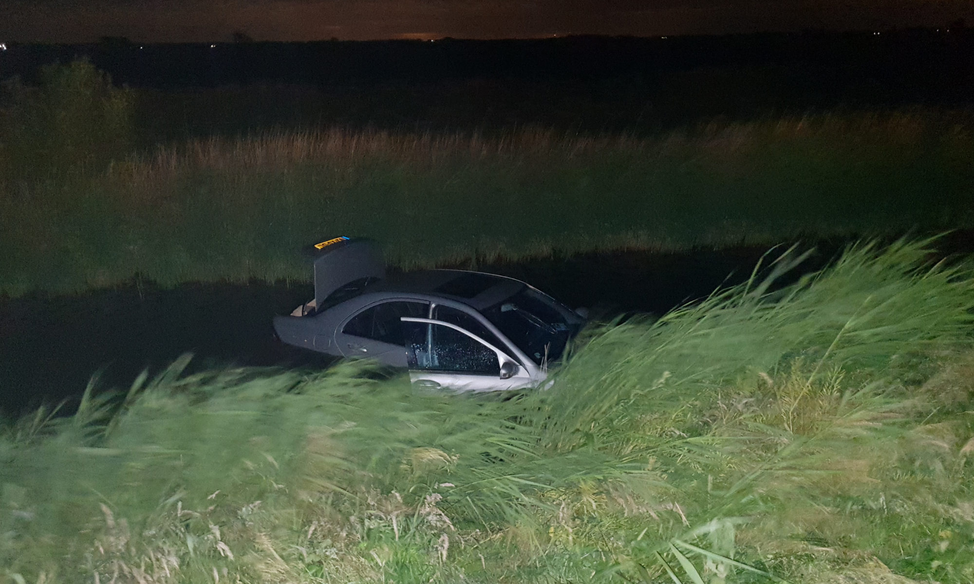 Eénzijdig ongeval op N243; auto eindigt in Schermerhornersloot