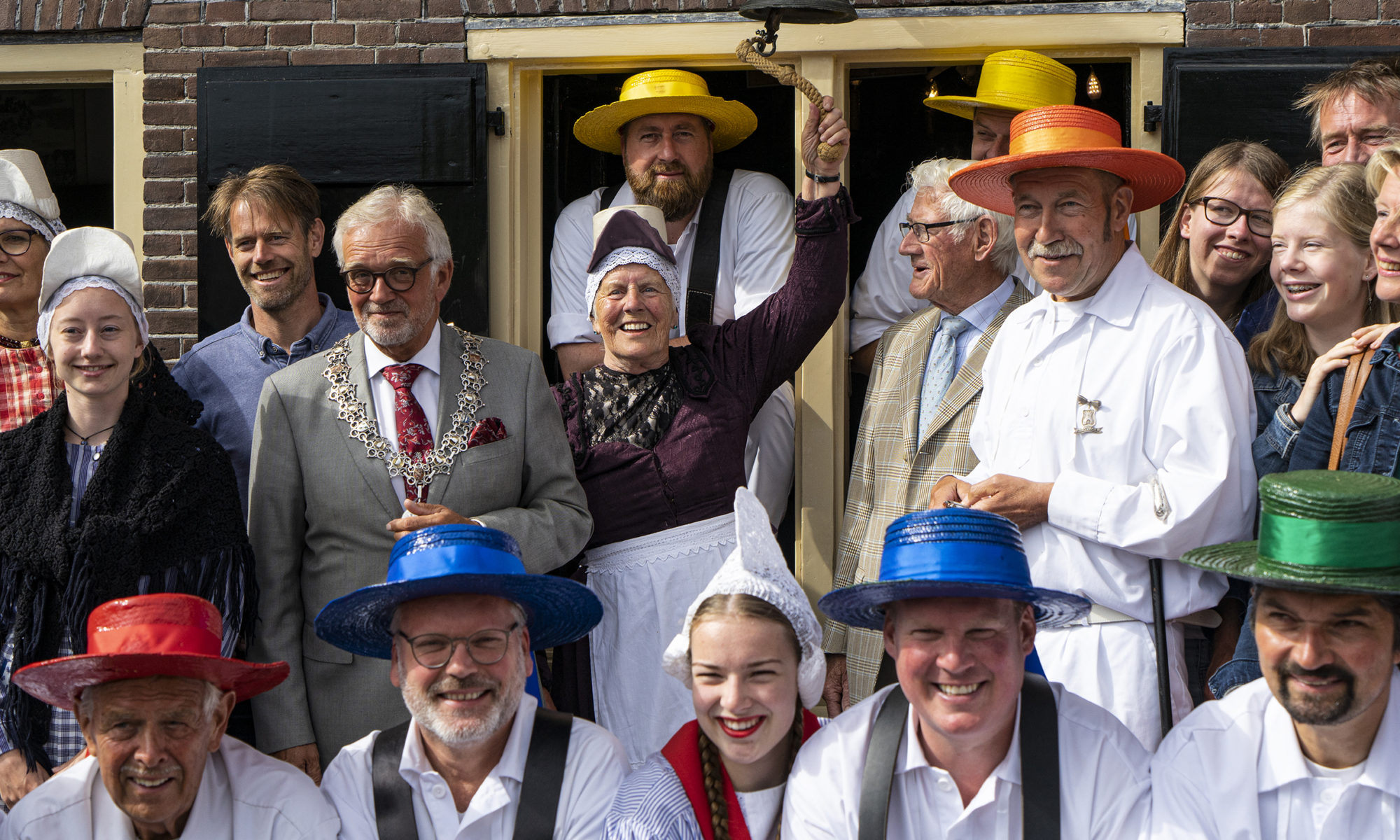 Jubilerende mevrouw Berkhout opent Alkmaarse kaasmarkt