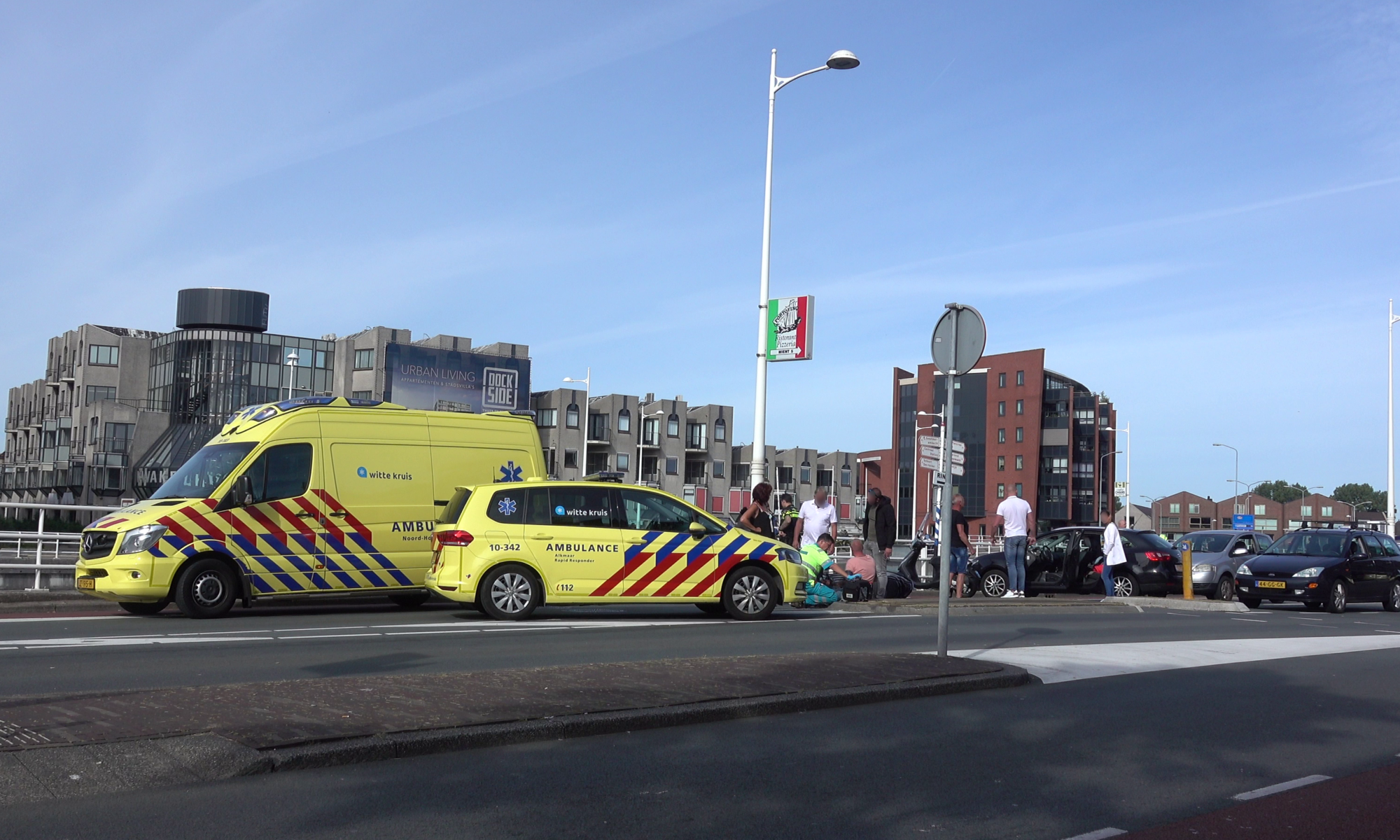 Auto botst met snorscooter op Kanaalkade; twee gewonden