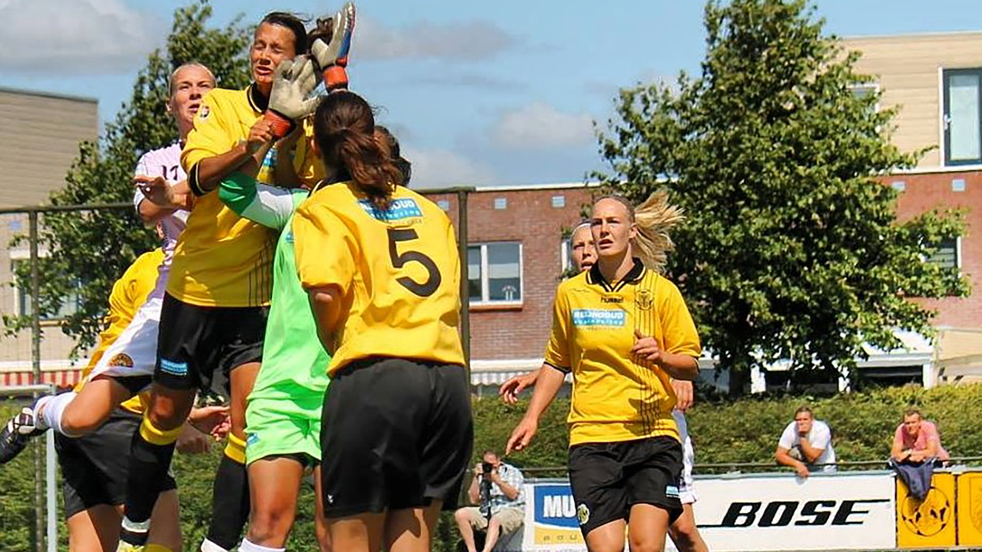 Huldiging van Oranjeleeuwin Stefanie van der Gragt bij v.v. Reigerboys