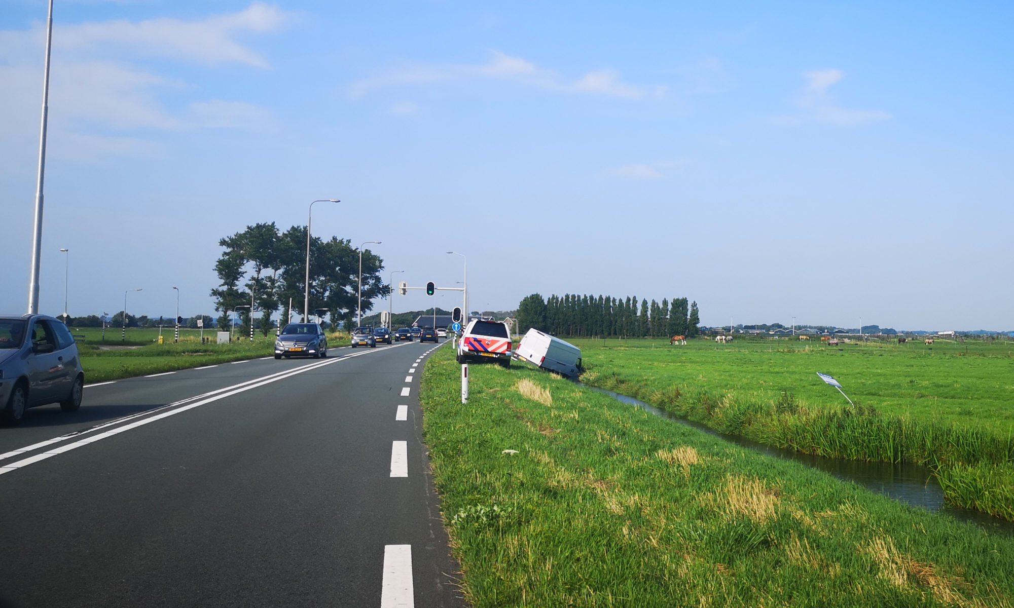 Vermoedelijk beschonken bestuurder belandt in sloot langs Hoeverweg