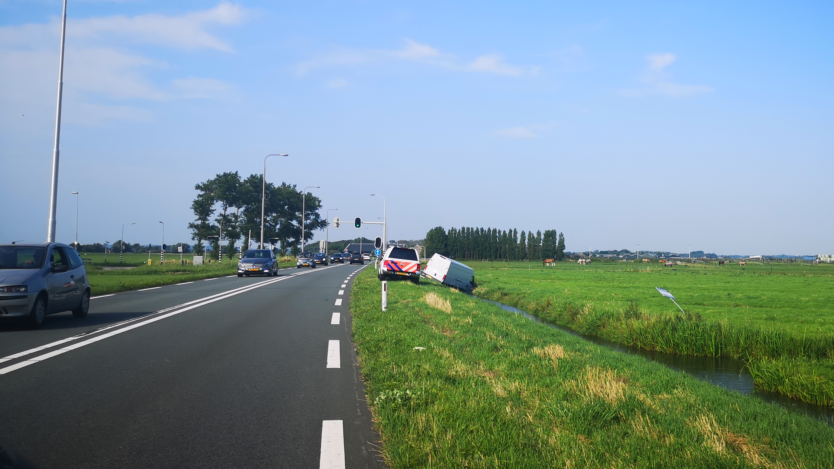 Vermoedelijk beschonken bestuurder belandt in sloot langs Hoeverweg