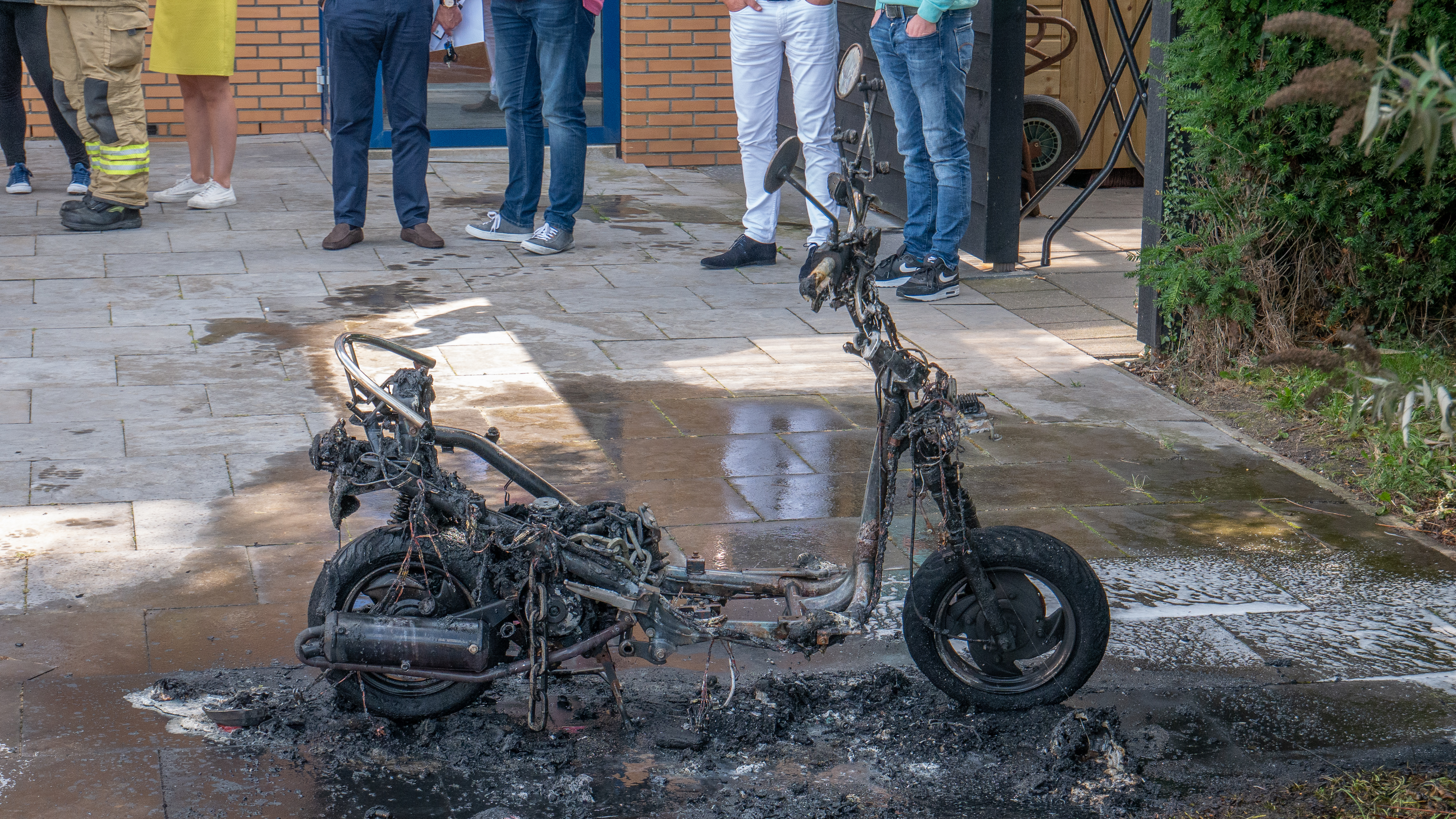 Scooter vat vlam tijdens het rijden