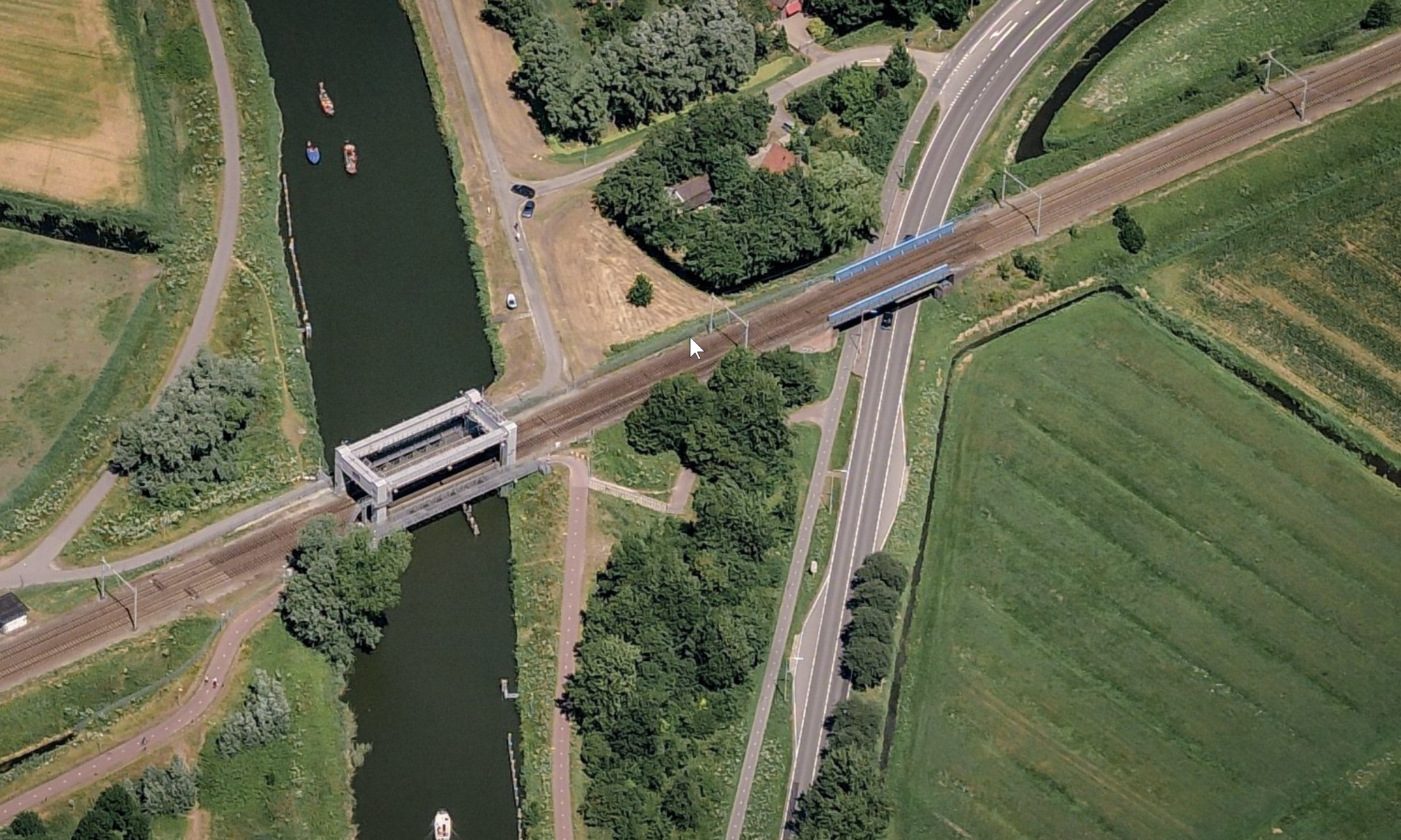 Vrachtwagen tegen spoorbrug N242, treinverkeer tijdelijk plat