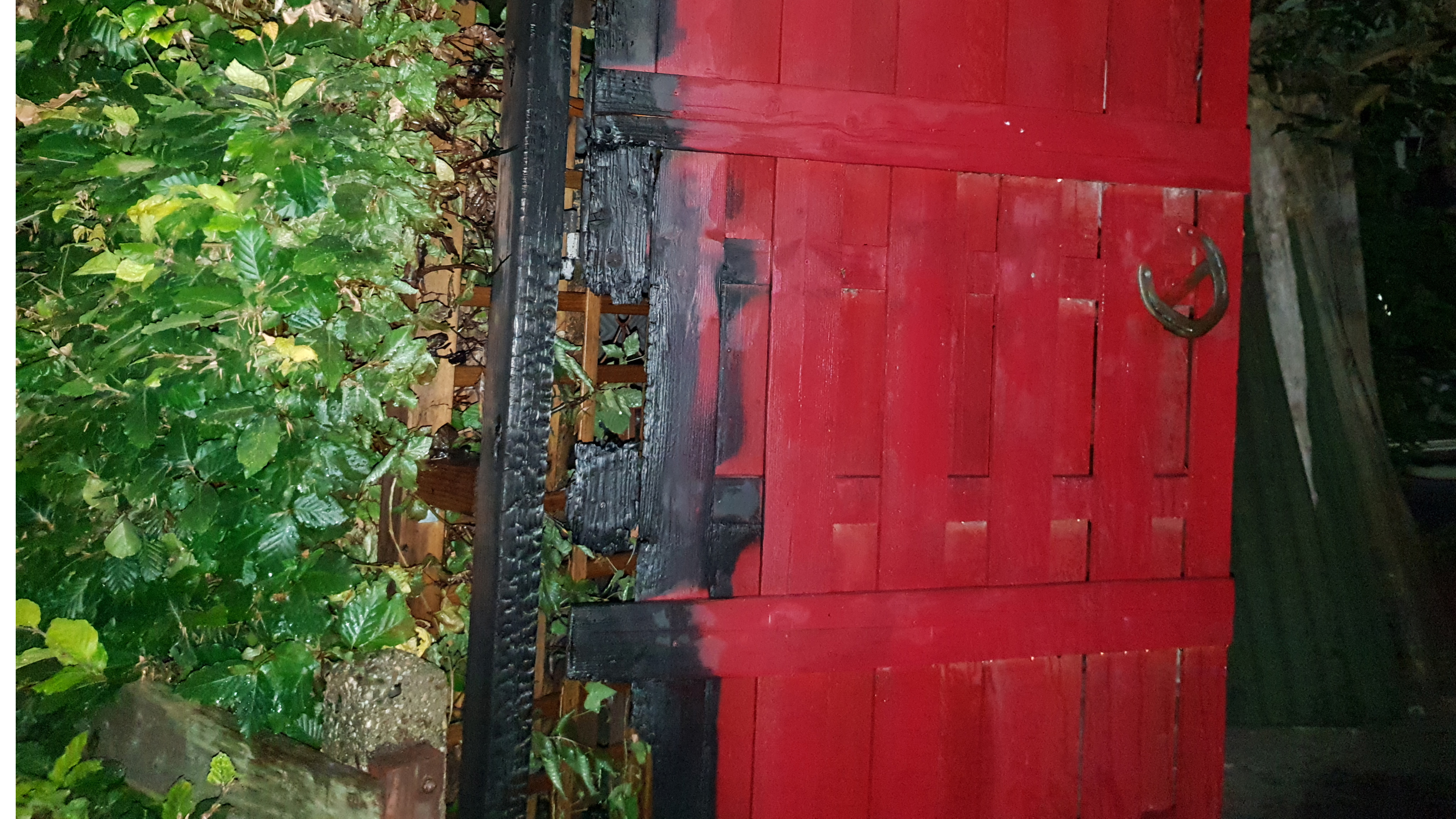 Brand bij poort achter huis aan K. van 't Veerstraat