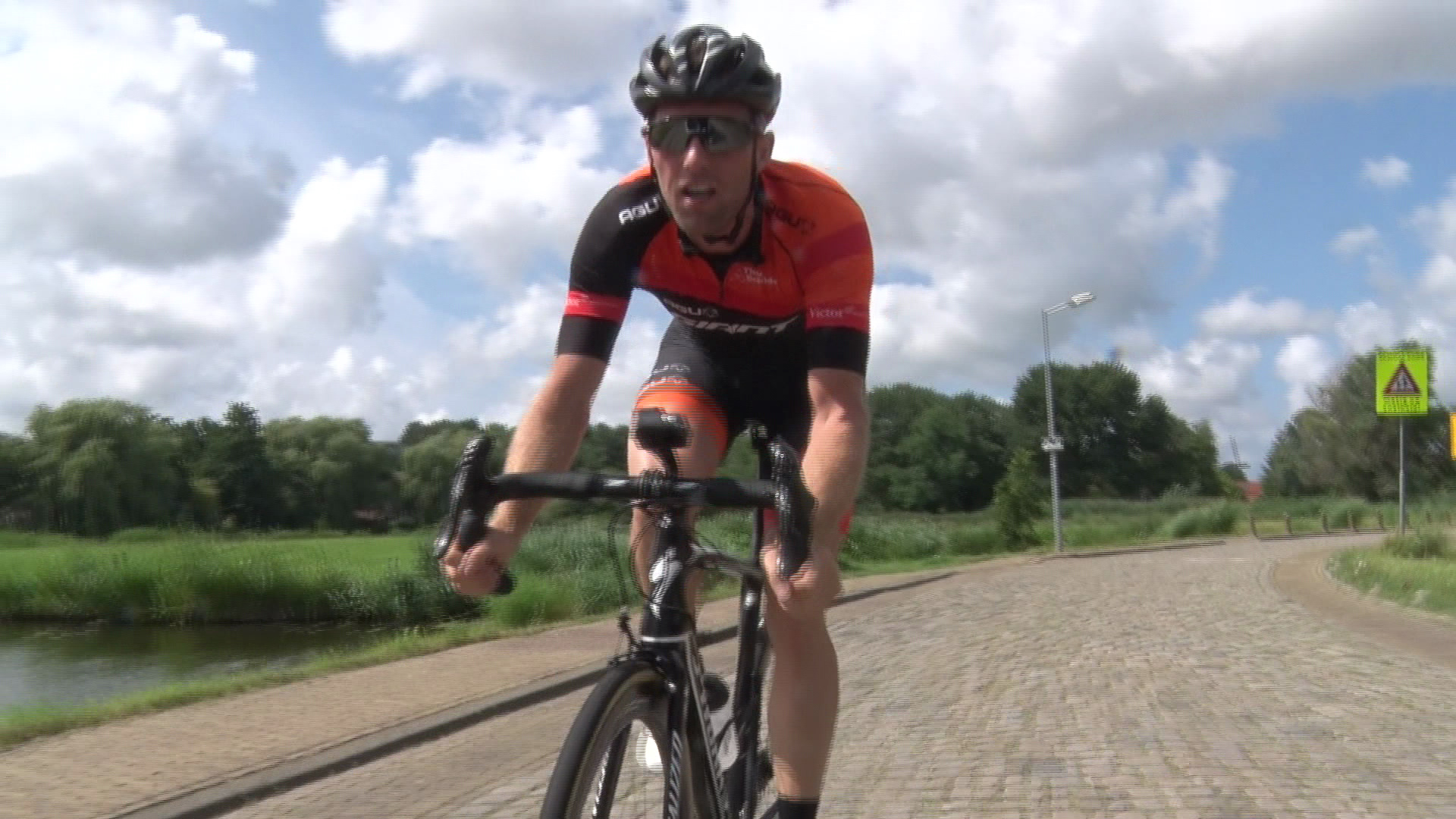 Ex-prof Wim Botman geeft masterclass kasseien-rijden op Munnikenweg (VIDEO)