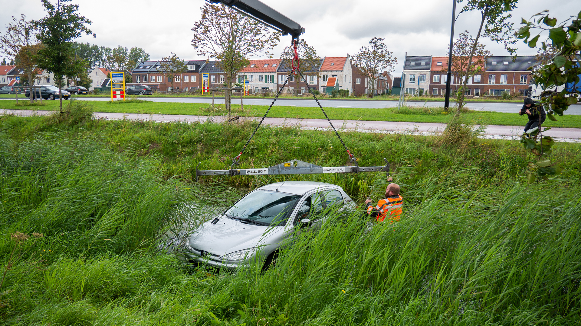 Handrem vergeten; auto rolt water langs Rens Prinshof in