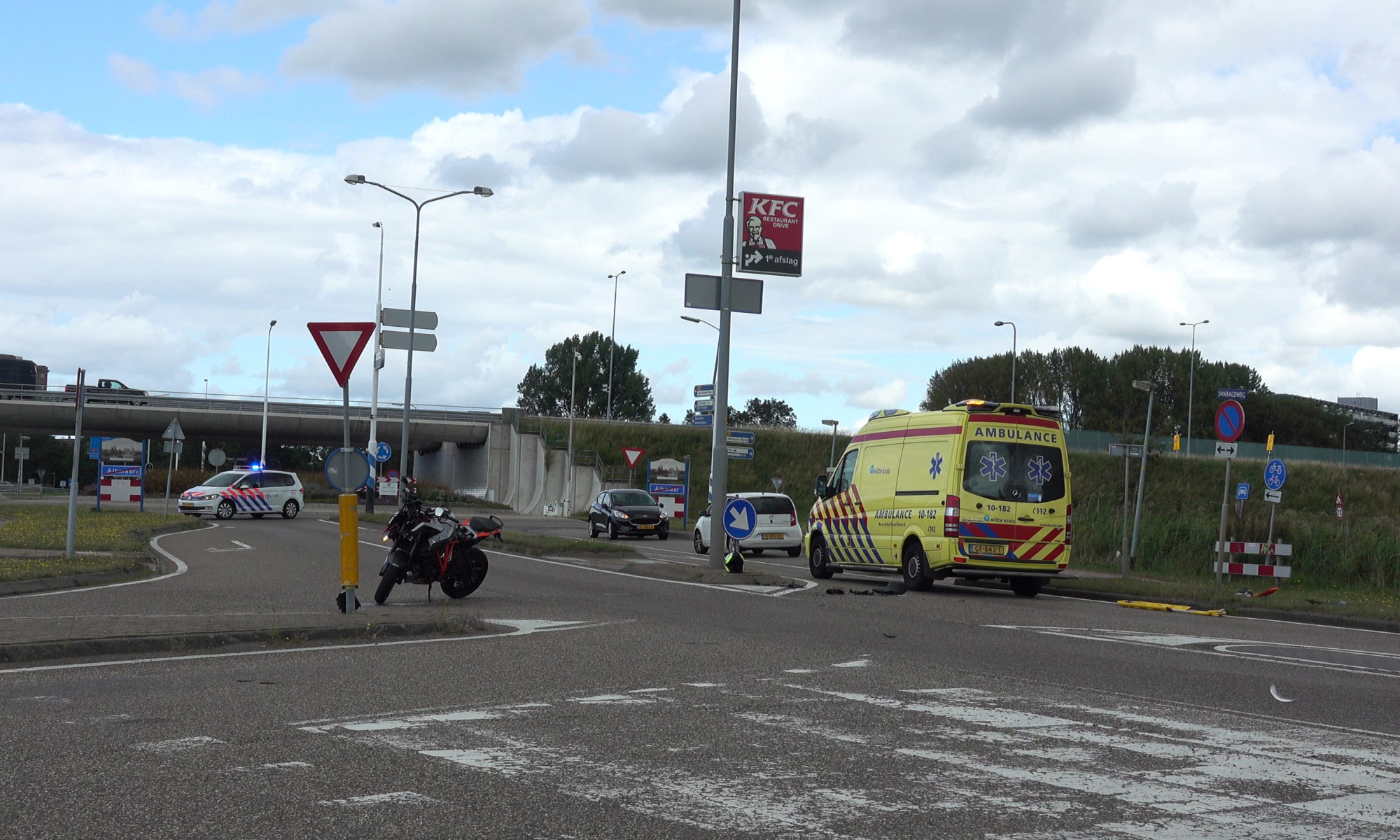 Motorrijder klapt op auto bij Smaragdweg