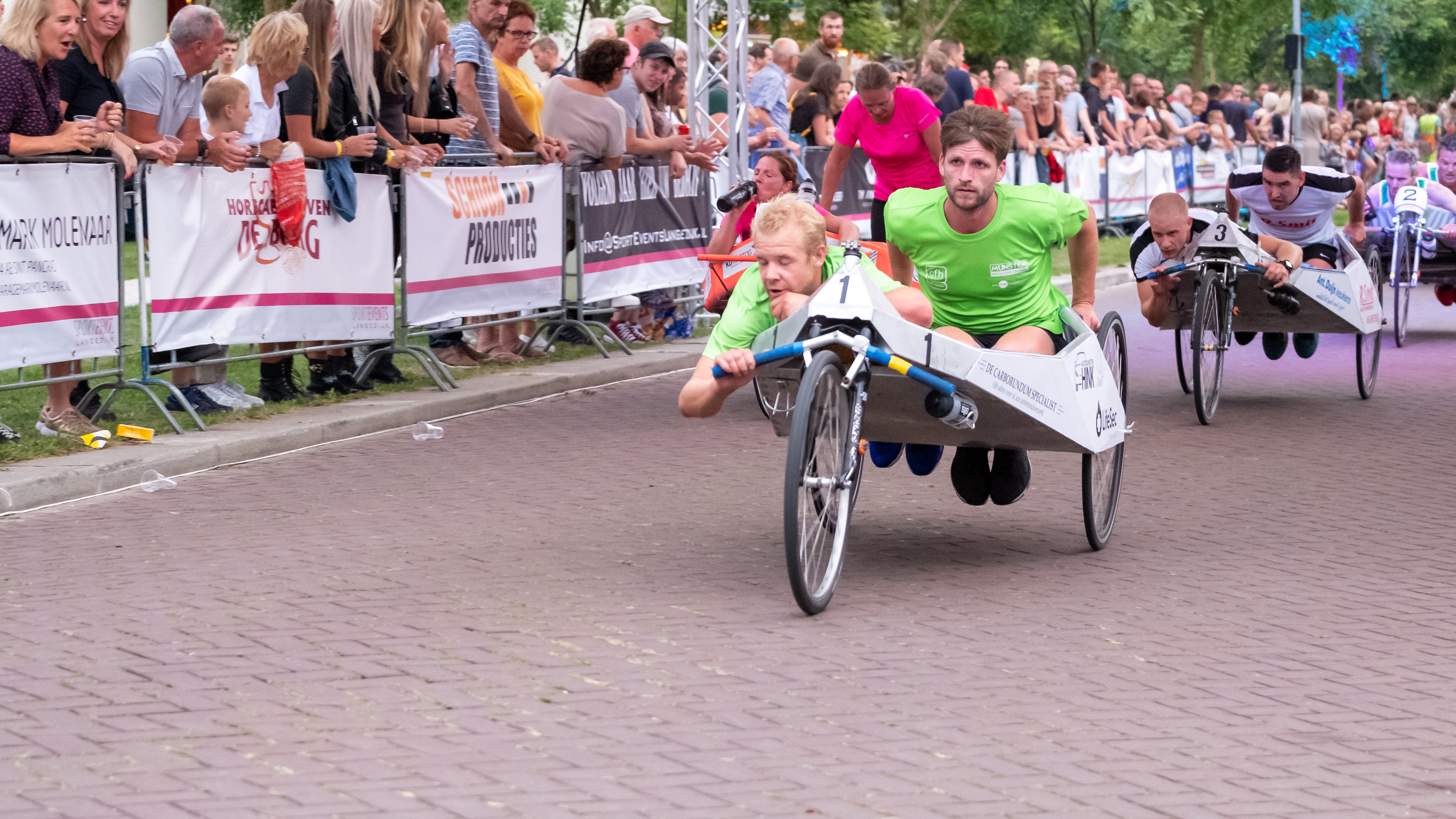 Langedijker Beddenrace: al veertig jaar één groot feest
