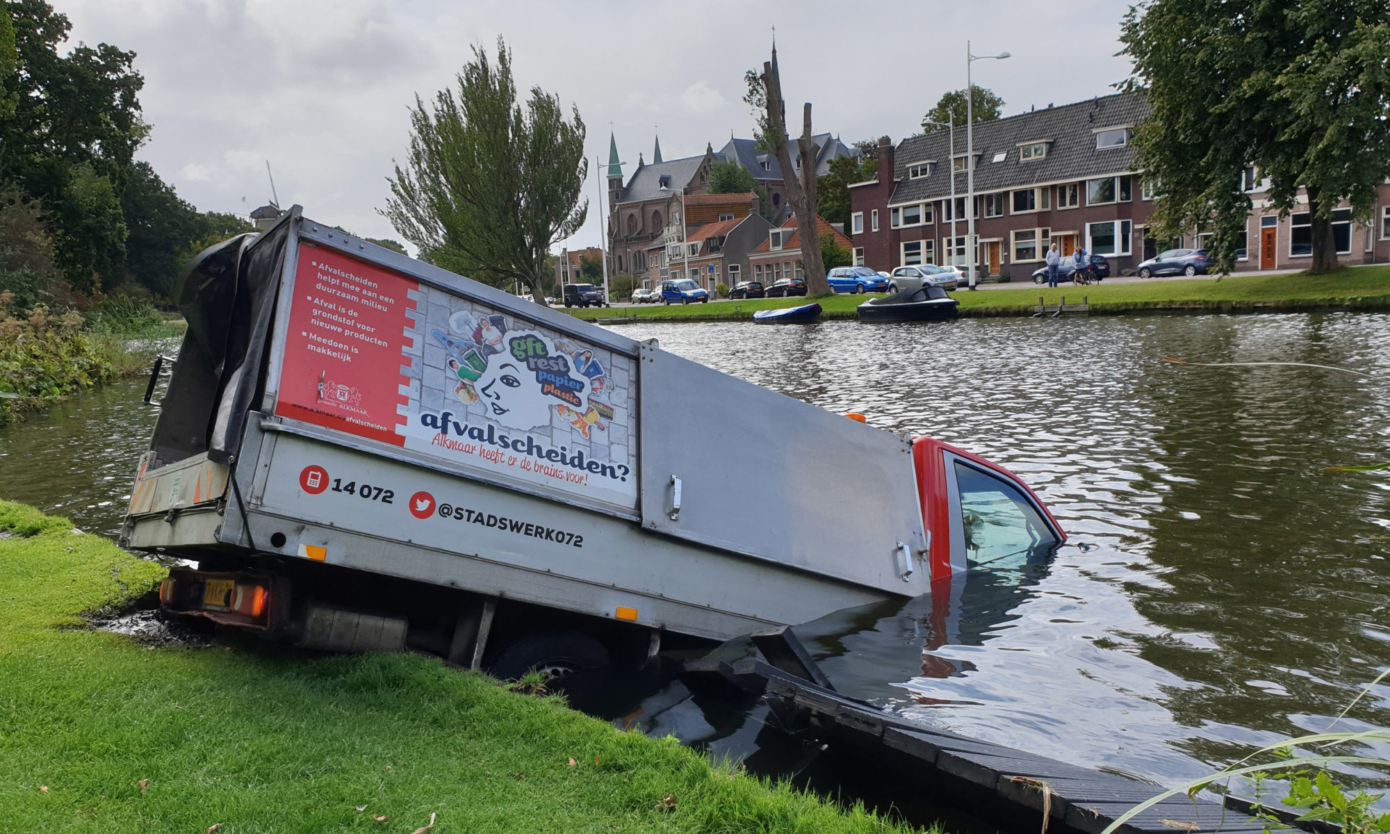 Handrem vergeten; vuilophaalwagentje rolt Singelgracht in