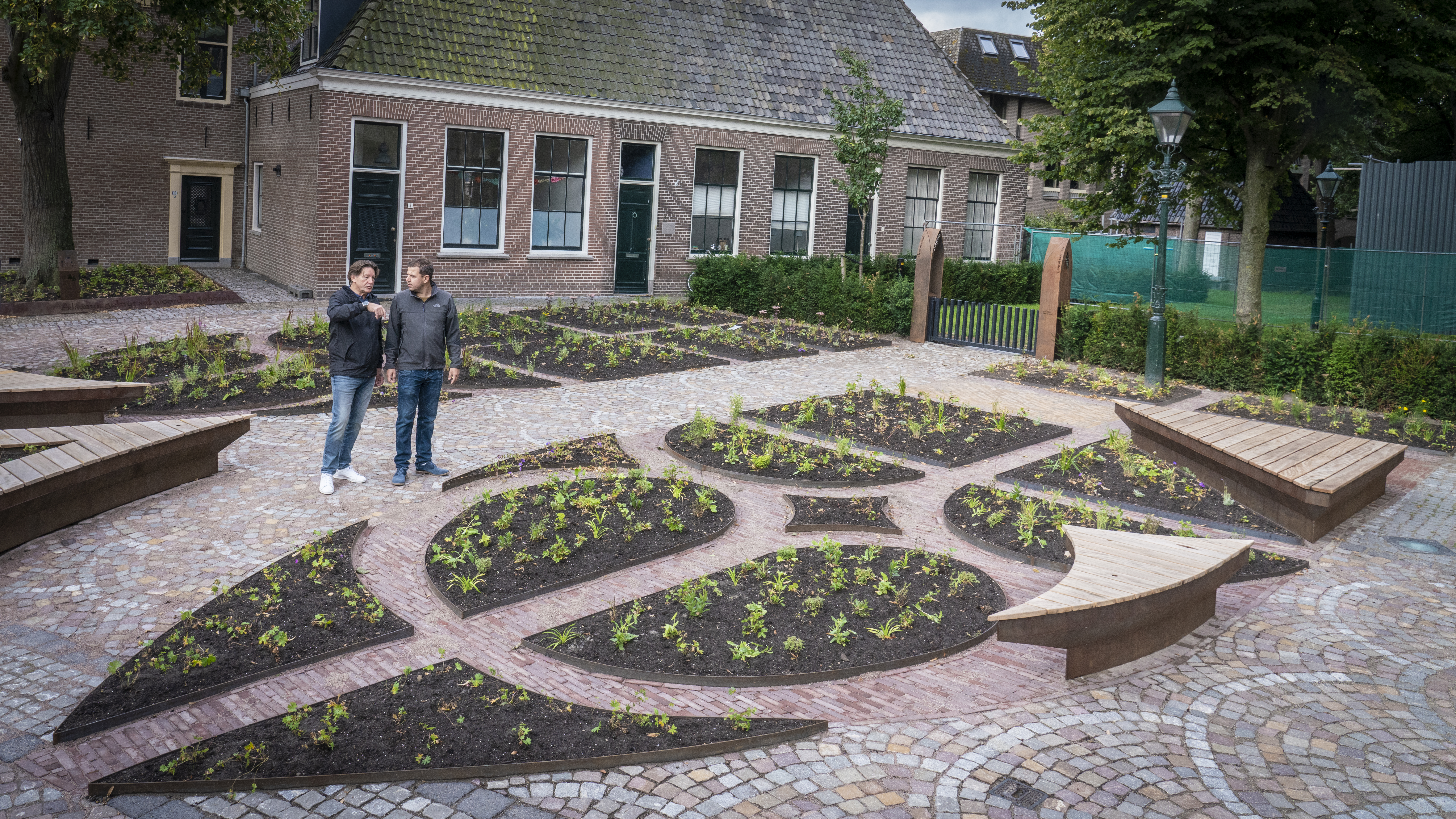 Heringericht kerkhof Grote Kerk onthuld; "Wist je dat hier nog steeds 12.000 mensen liggen?"