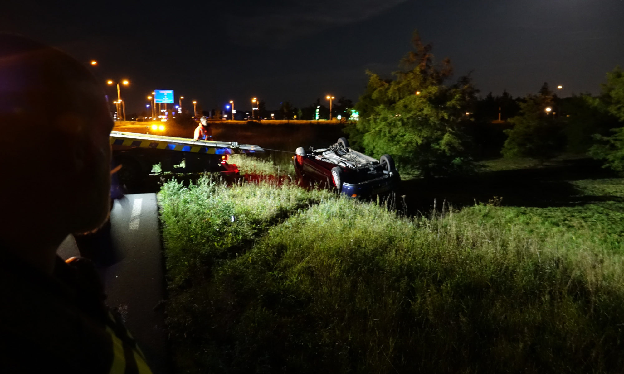 Auto over de kop op Nollenweg