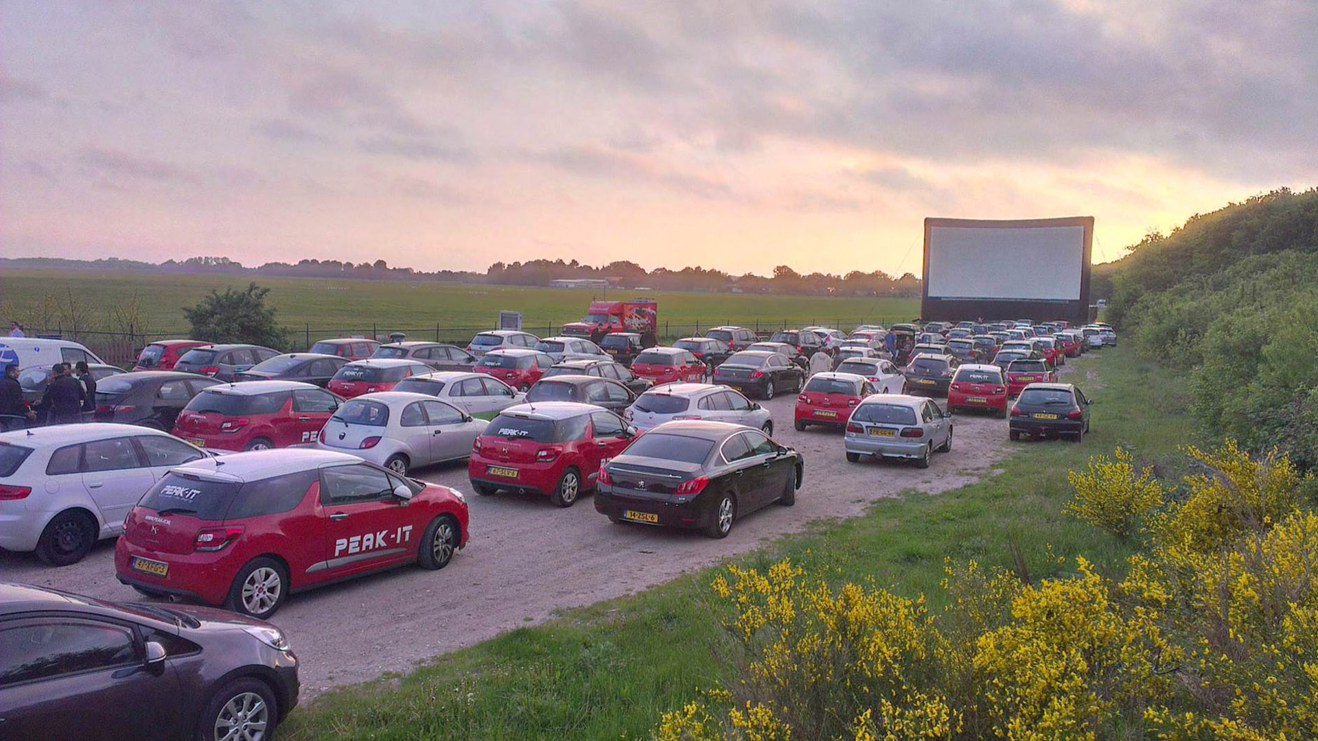 Voor het goede doel naar drive-in bioscoop met megadoek