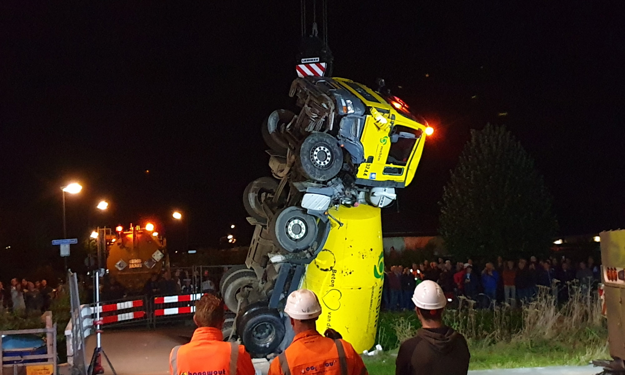 Zware betonwagen uit de sloot gevist