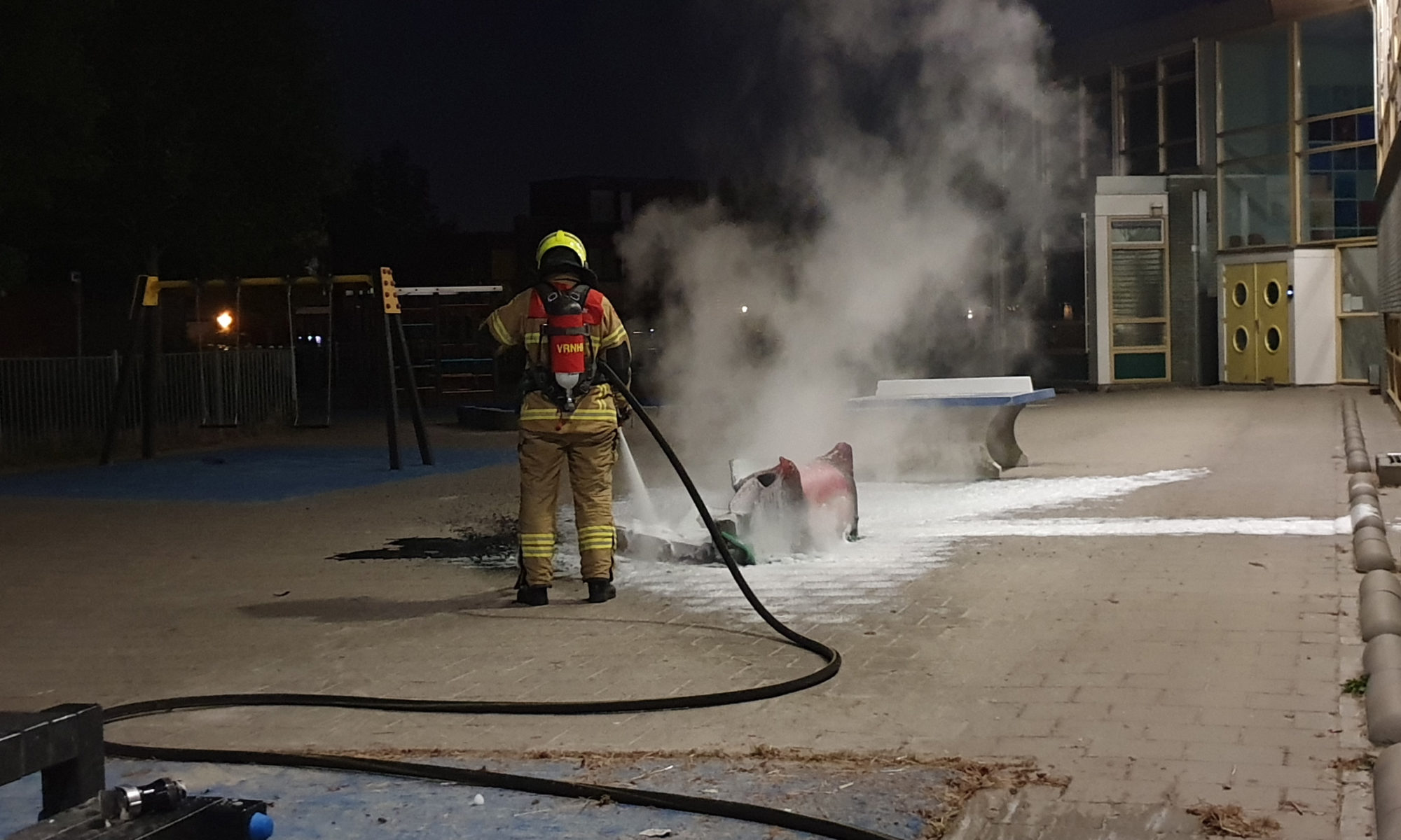 Speelhuisje brandt af op schoolplein aan de Anna Polaktuin