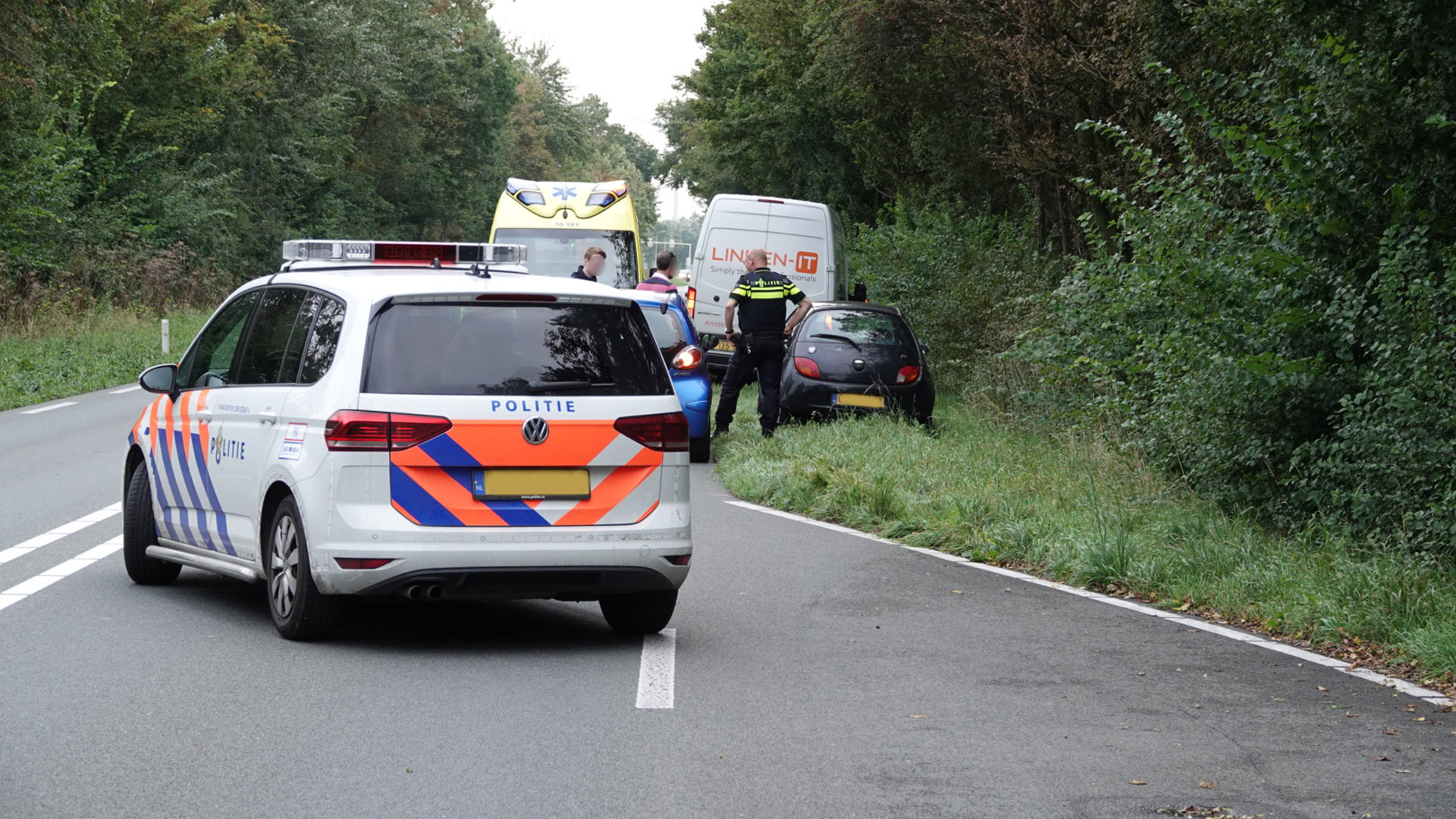 Bestelbus klapt achterop personenwagen op N245