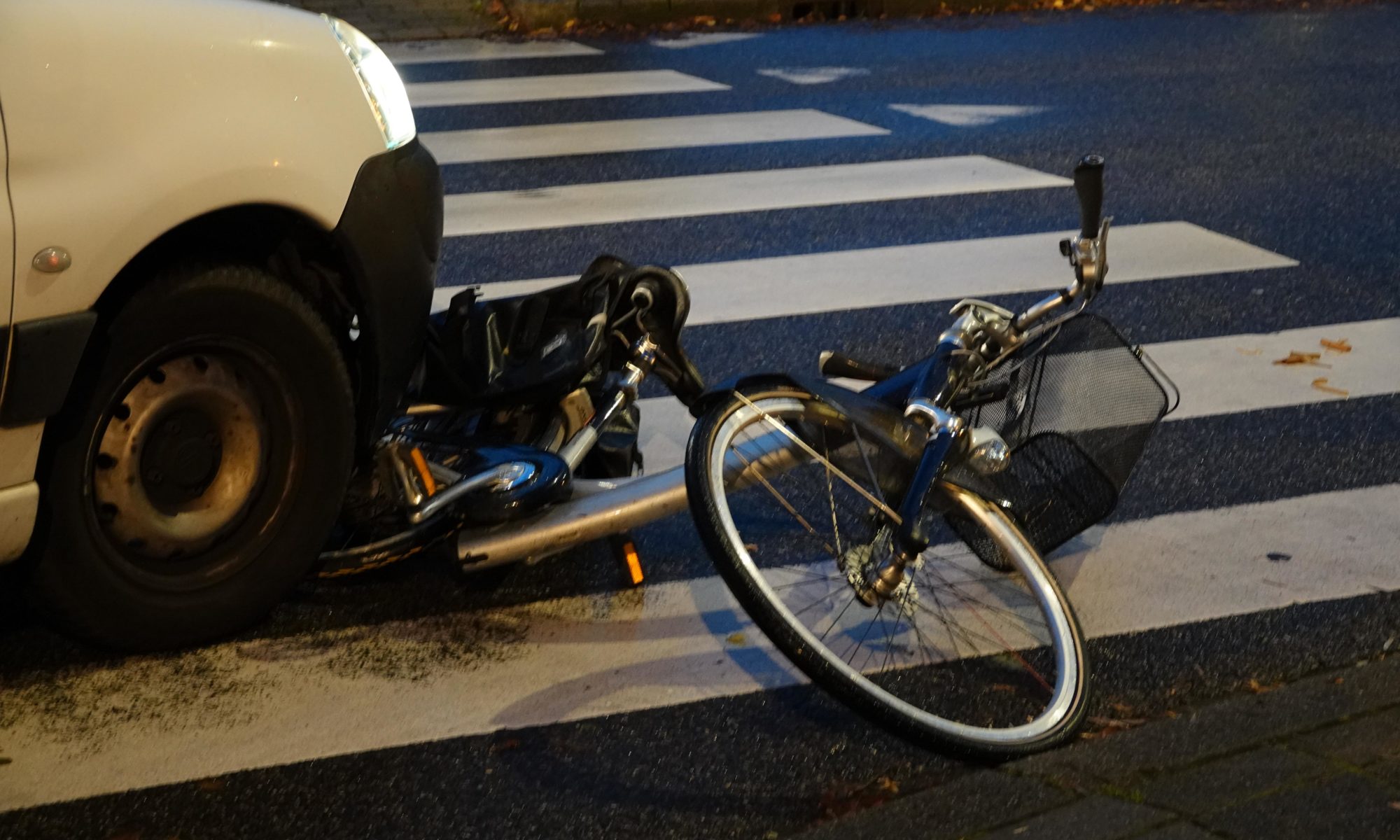 Fietser valt op Vondellaan vlak voor aouten wordt aangereden