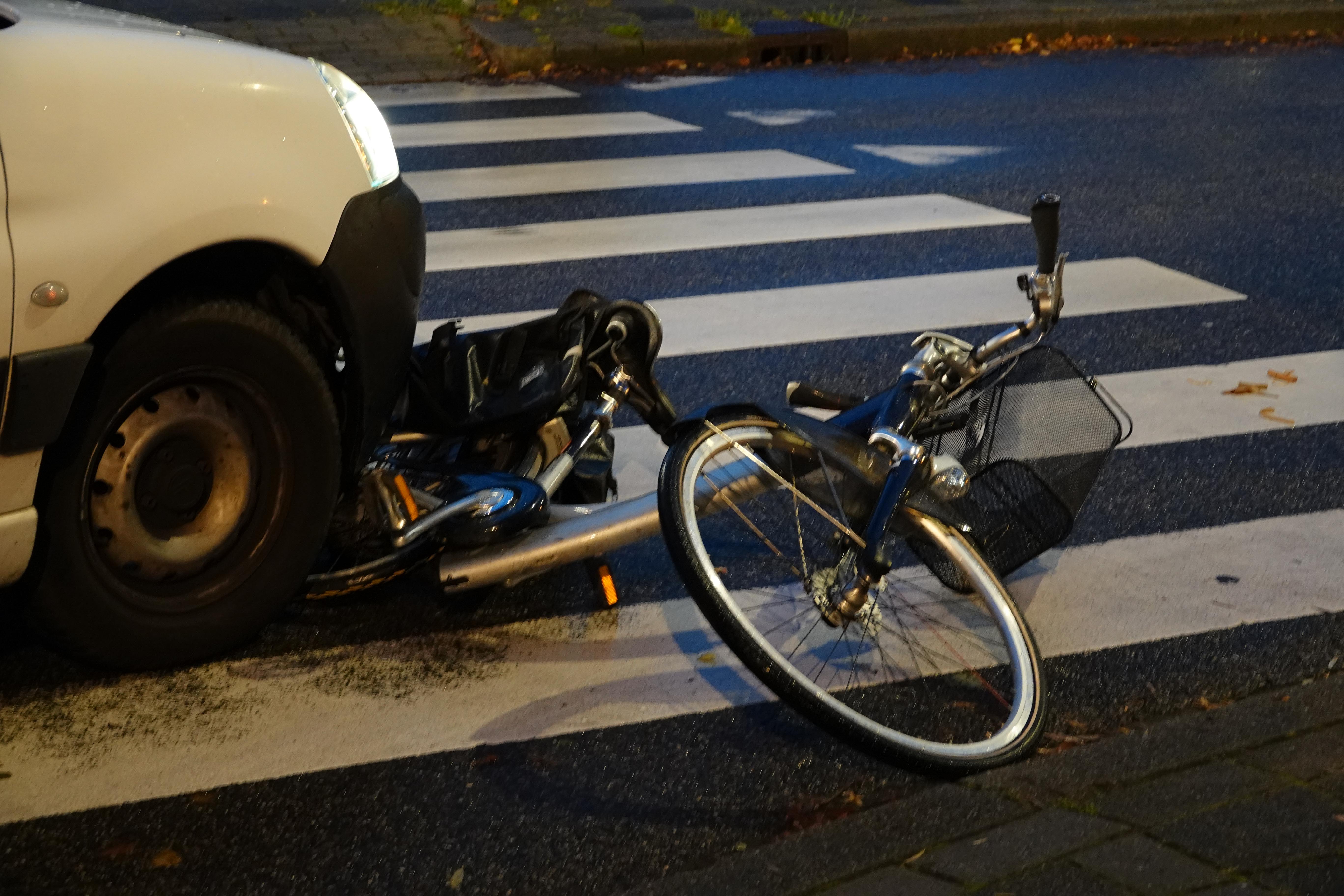 Fietser valt op Vondellaan vlak voor aouten wordt aangereden