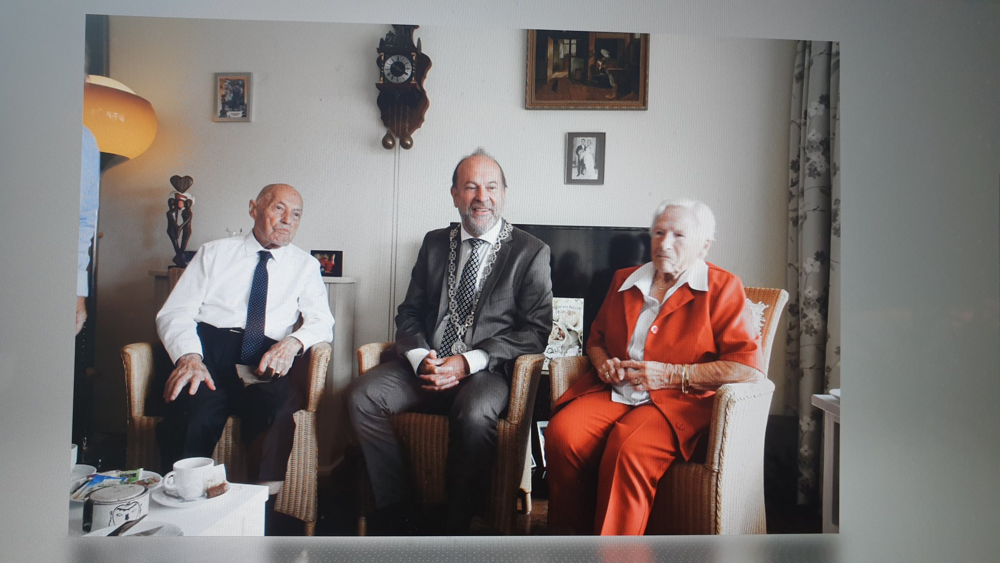 Burgemeester Bert Blase bezoekt 100-jarige heer