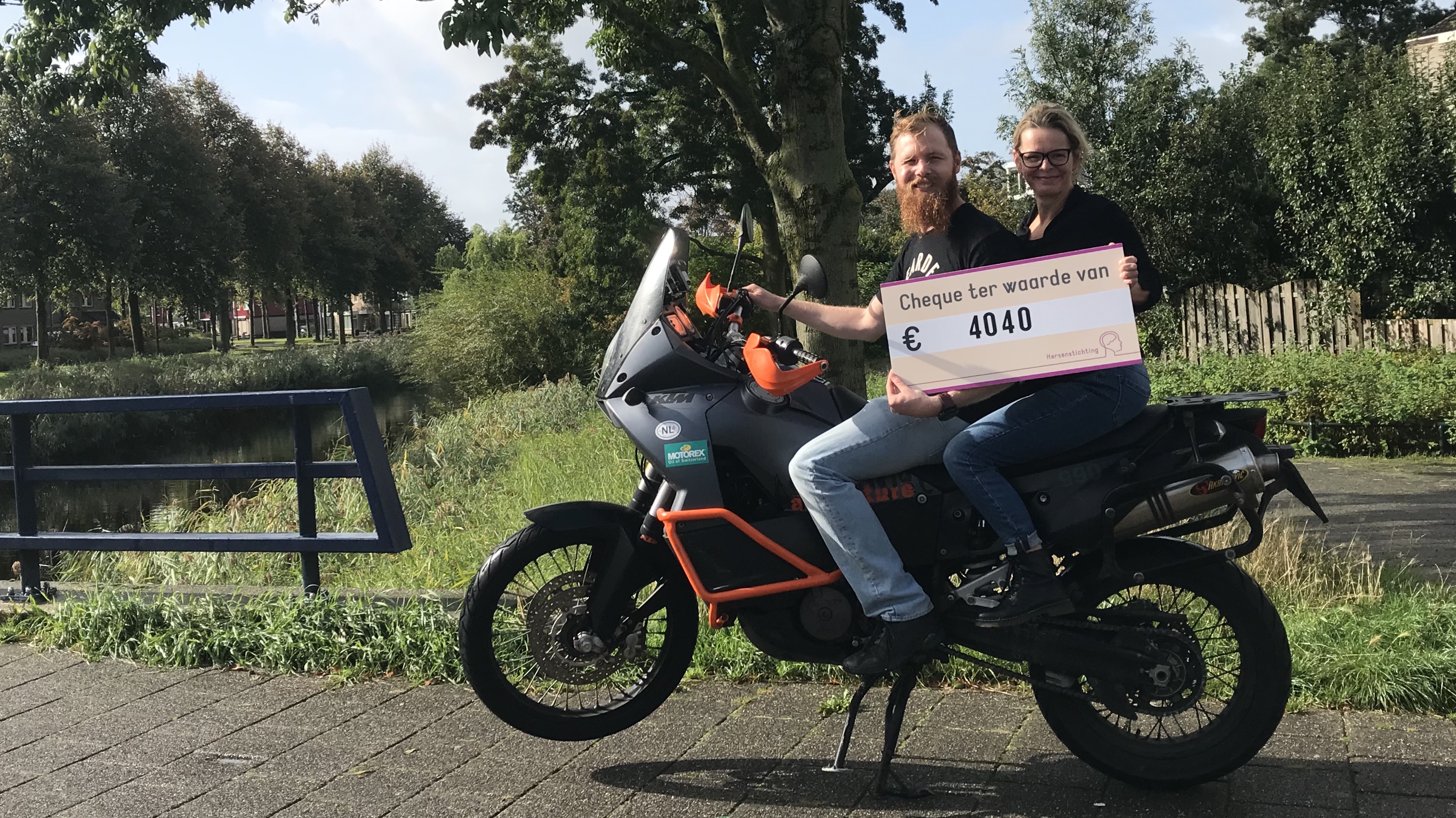 Wouter rijdt bijna fatale motortocht opnieuw voor Hersenstichting en zamelt 4.040 euro in