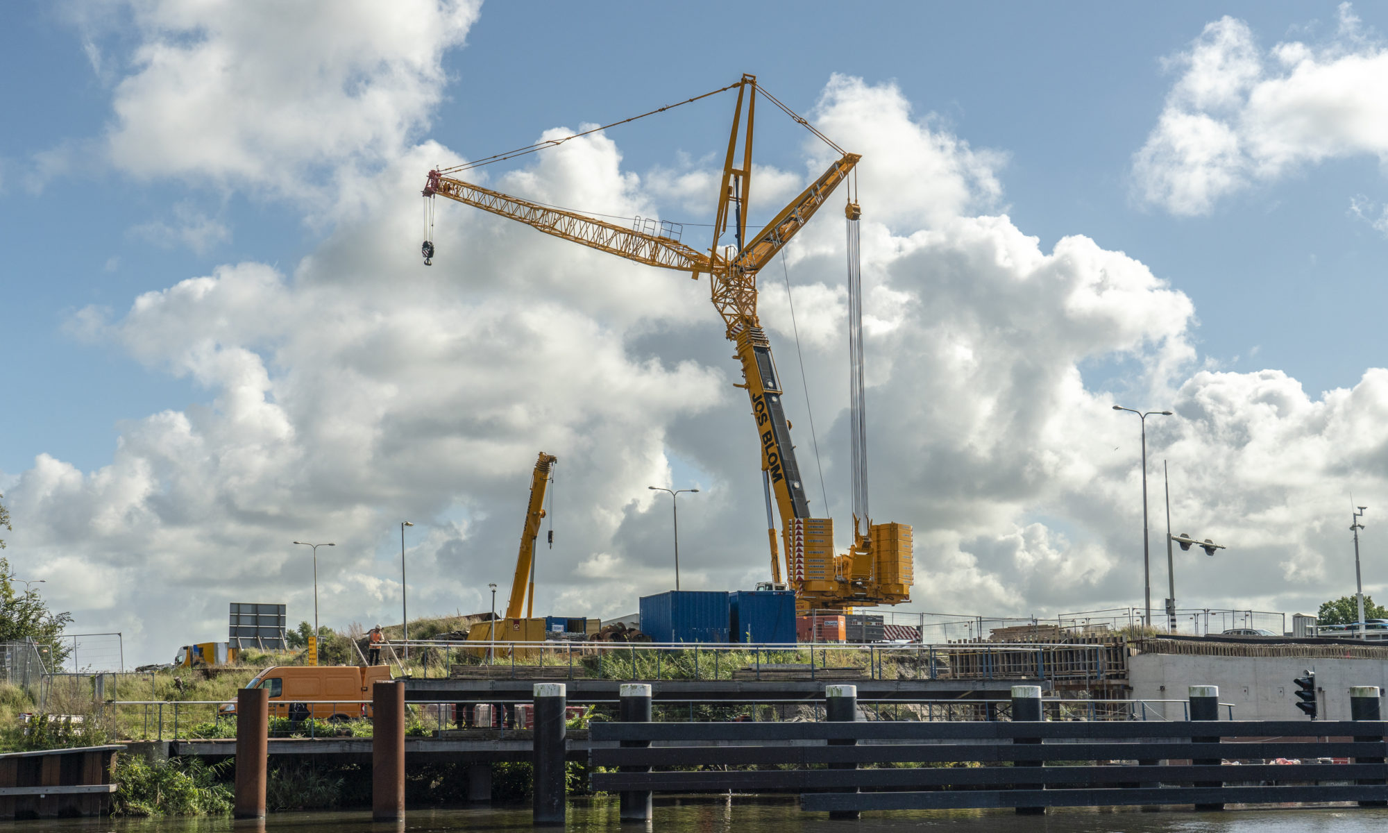 Telekraan bij Leeghwaterbrug voor plaatsen 'fietsersbrug'; nieuw brugdek wordt later geplaatst