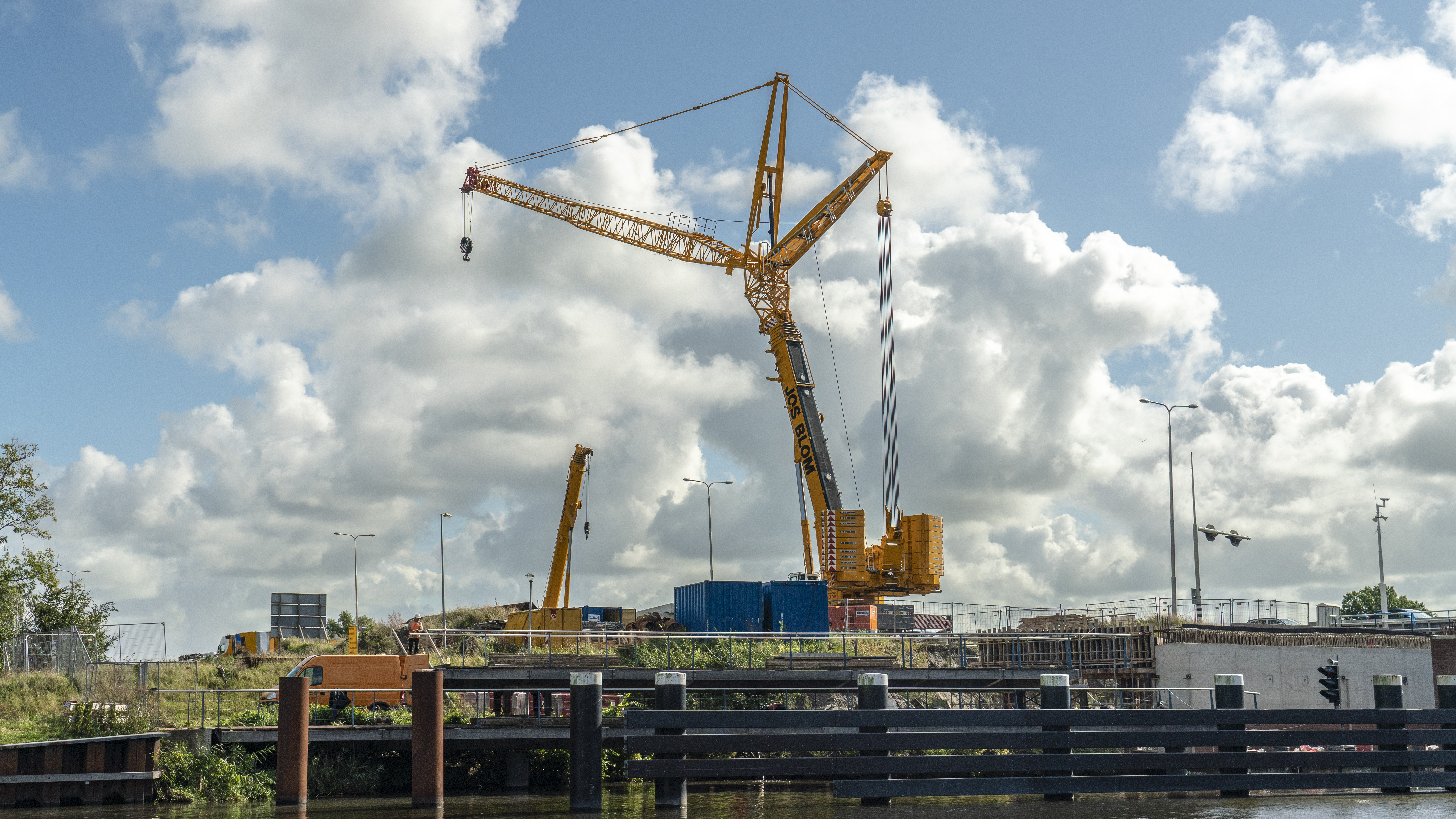 Telekraan bij Leeghwaterbrug voor plaatsen 'fietsersbrug'; nieuw brugdek wordt later geplaatst